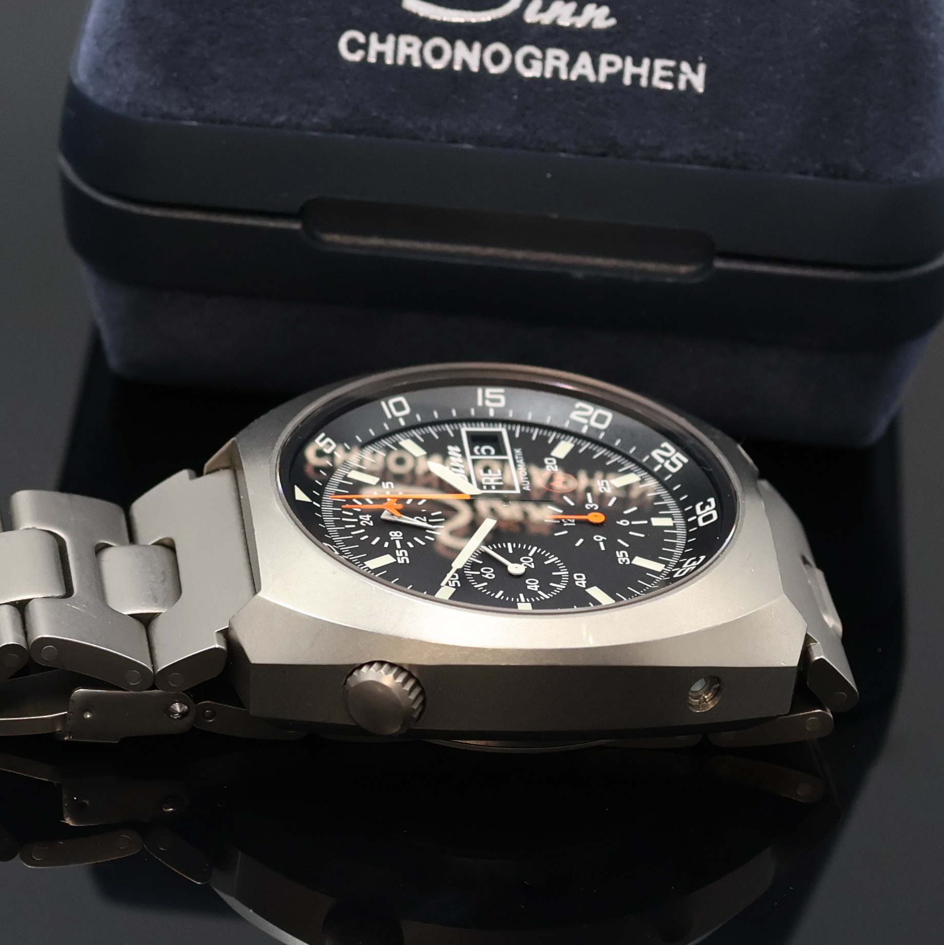 Detail d: SINN 142 Ti Armbandchronograph in Titan, Schweiz um 2005, Automatik, orig. Gliederband m. Faltschl., Boden verschr. m. "MISSION D1" Logo u. ...