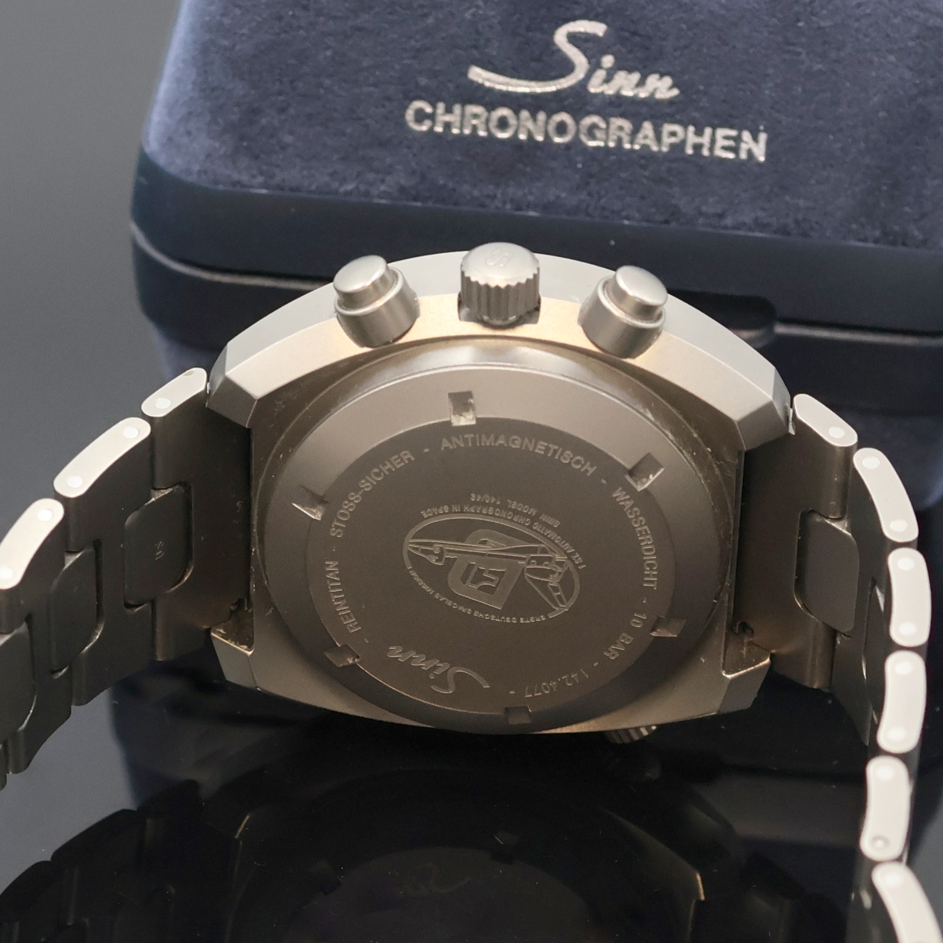 Detail e: SINN 142 Ti Armbandchronograph in Titan, Schweiz um 2005, Automatik, orig. Gliederband m. Faltschl., Boden verschr. m. "MISSION D1" Logo u. ...