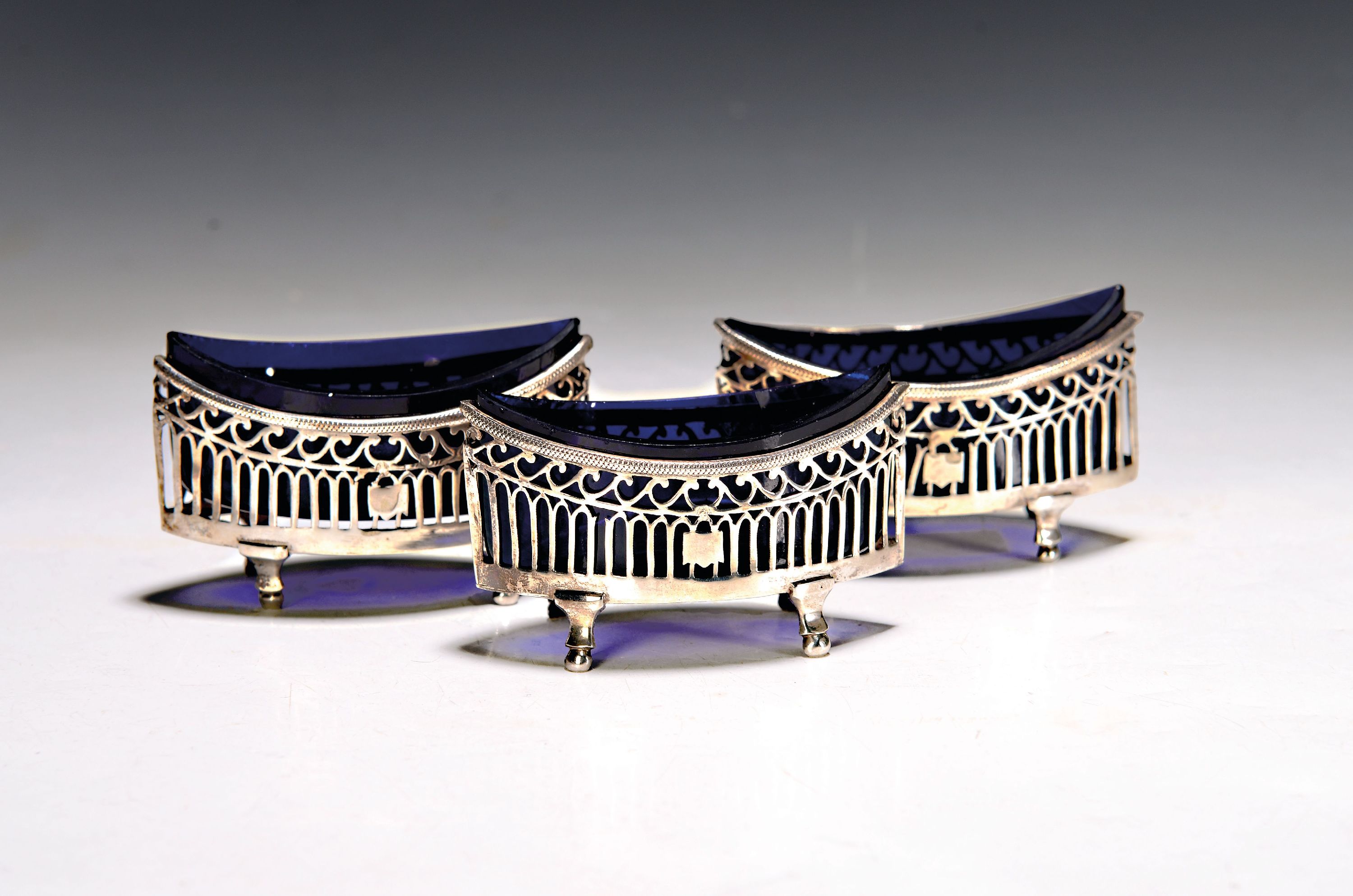 Image 27022649 - 3 Salzschalen im Empire Stil, wohl England, um 1900, Metallkorb versilbert, dickwandige ...