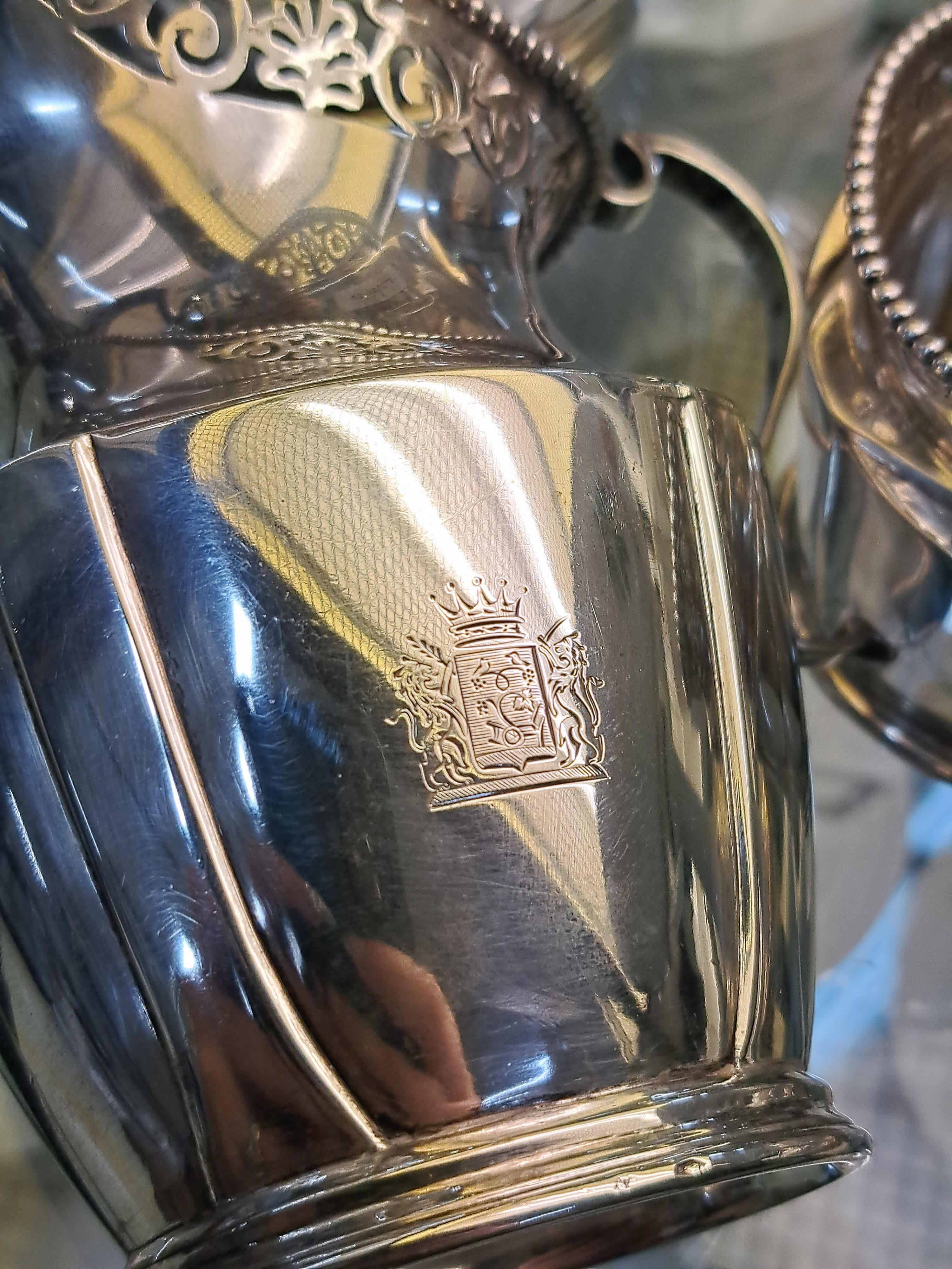 Detail b: Teeset aus Silber, Österreich, 1867-72, 800er-Silber (Hundekopfmarke), Teekanne, Milchkanne und Zuckerschale, geschwärzter Holzgriff und Knauf, ...