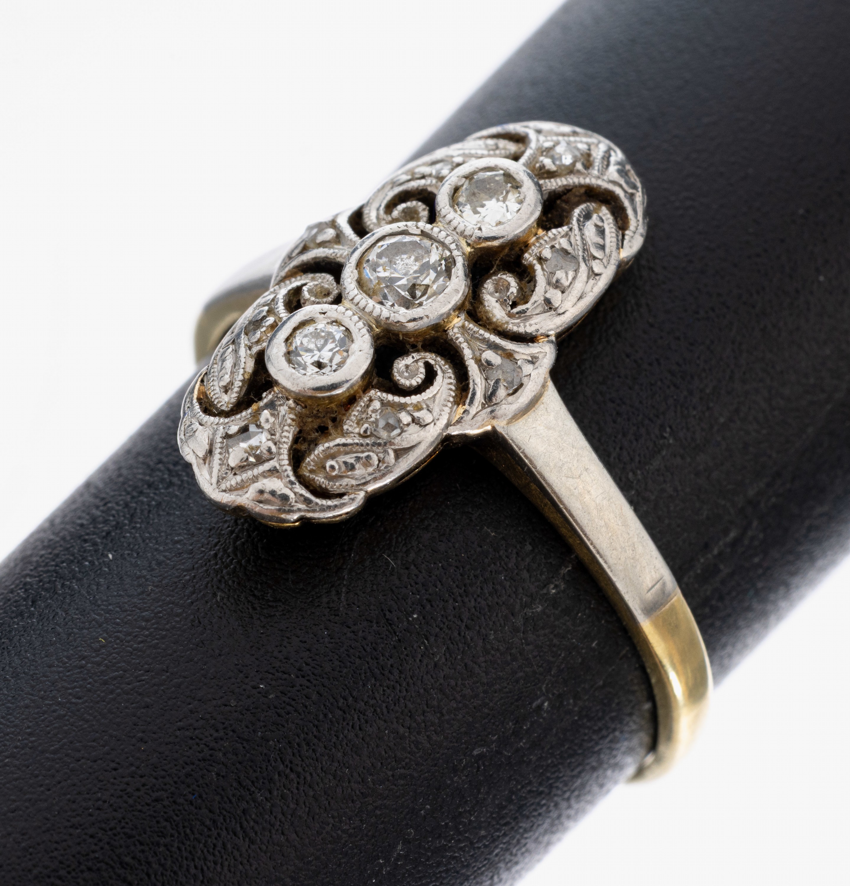 Image 27022661 - 18 kt Gold Art Deco Diamant-Ring, um 1920-30, GG/WG 750/000, Ringkopf durchbrochen, 3 ...