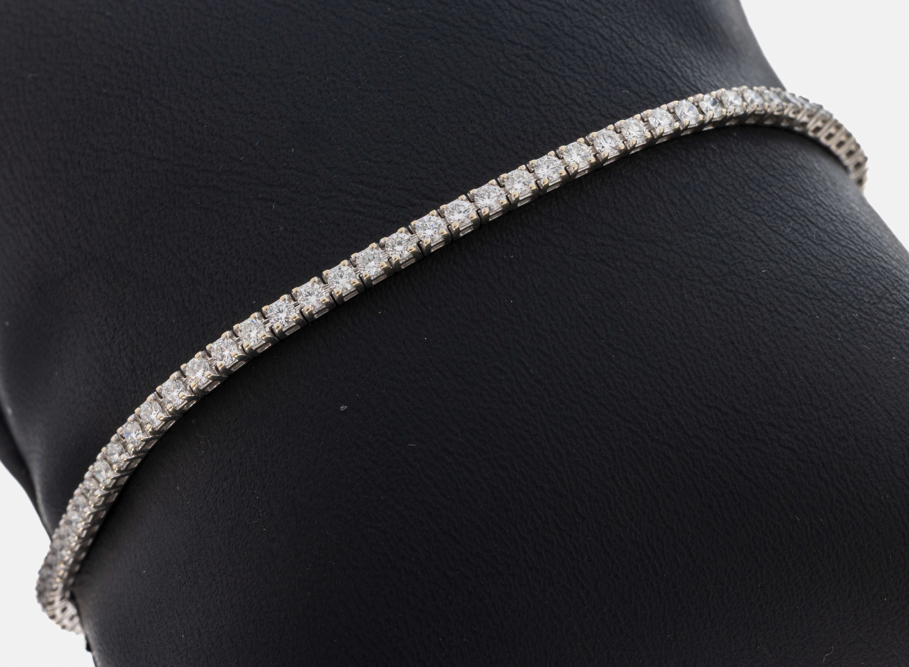 Image 27022669 - 14 kt Gold Brillant-Linienarmband, WG 585/000, 85 Brillanten zus. ca. 1.70 ct ...