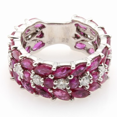 27022612a - Ring mit Rubinen und Brillanten, WG 750/000,42 Brill. zus. ca. 5.35 ct, 11 Brill. zus. ...