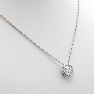 27022644b - Collier mit Brillantsolitär, WG 750/000, Brill. in Zargenfassung ca. 1.00 ct Weiß/si, ...