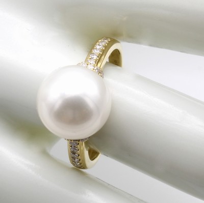 27022668a - Ring mit Brillanten und Süßwasserzuchtperle, GG 750/000, weiße Perle v. weißem ...