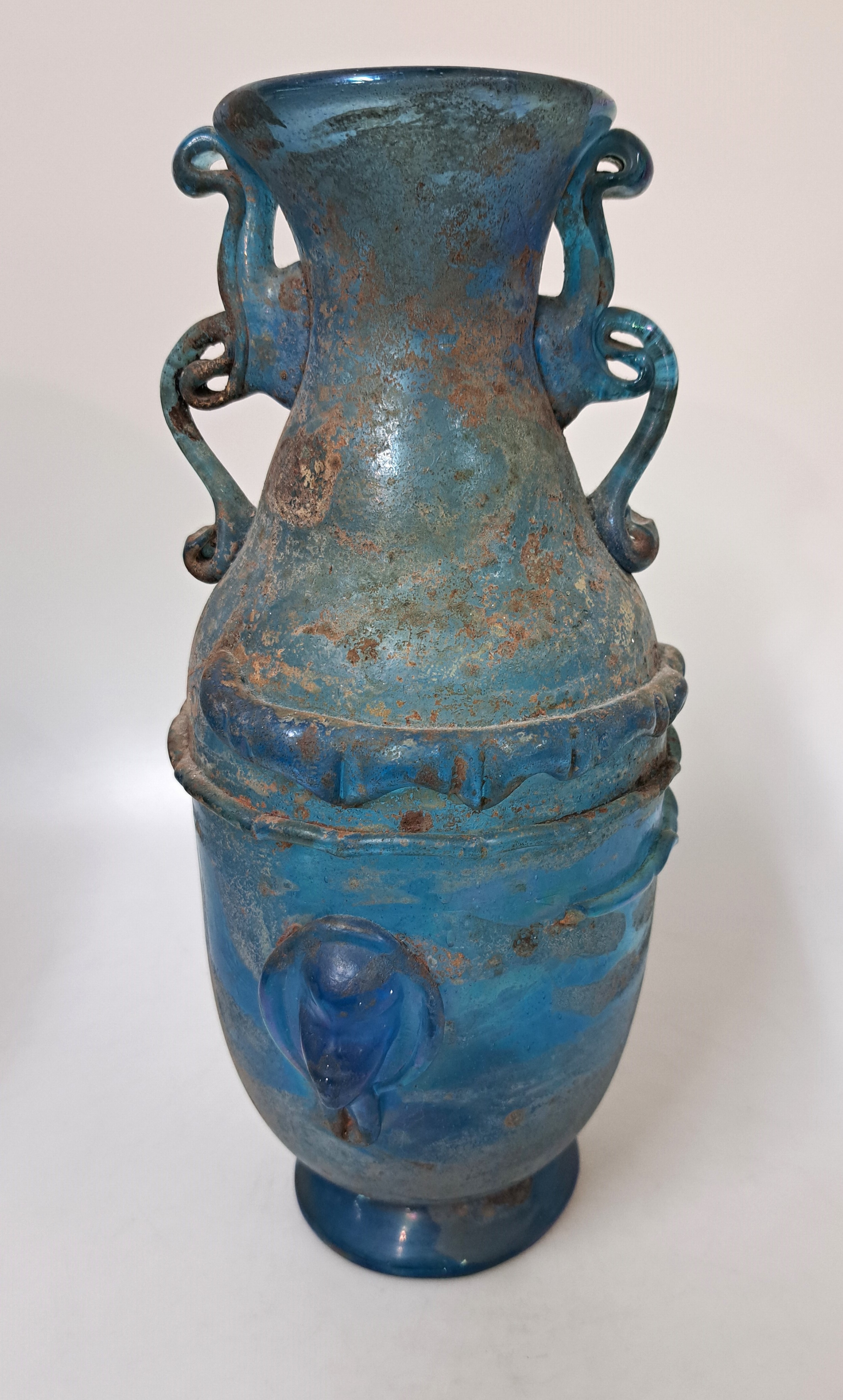 Detail a: Vase a scavo, Murano, Ermanno Nason für Cenedese, blaues Glas mit aufgelegtem Medaillon und aufgesetzten Henkeln, a scavo- Oberfläche, H. ca. 29cm