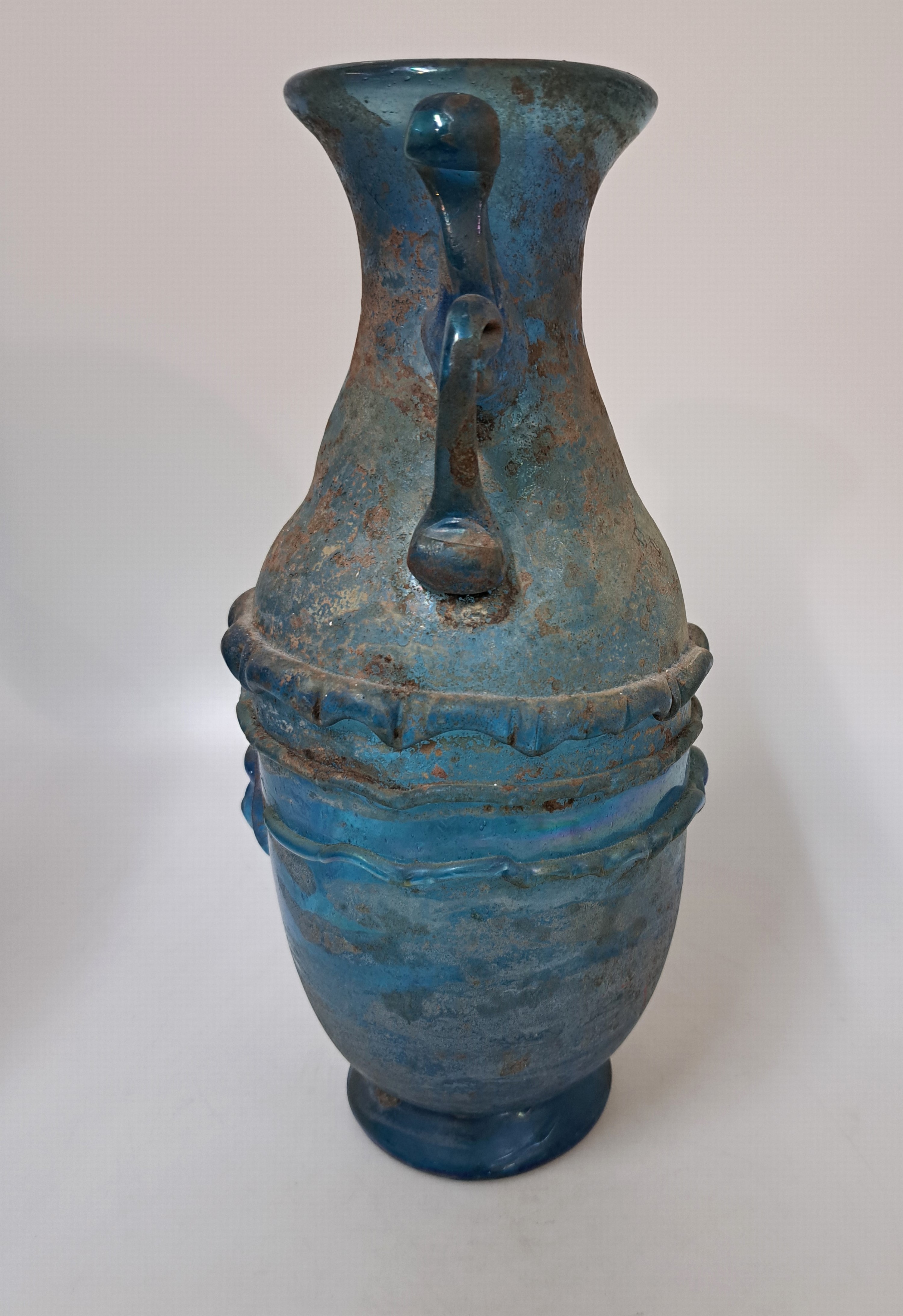 Detail b: Vase a scavo, Murano, Ermanno Nason für Cenedese, blaues Glas mit aufgelegtem Medaillon und aufgesetzten Henkeln, a scavo- Oberfläche, H. ca. 29cm