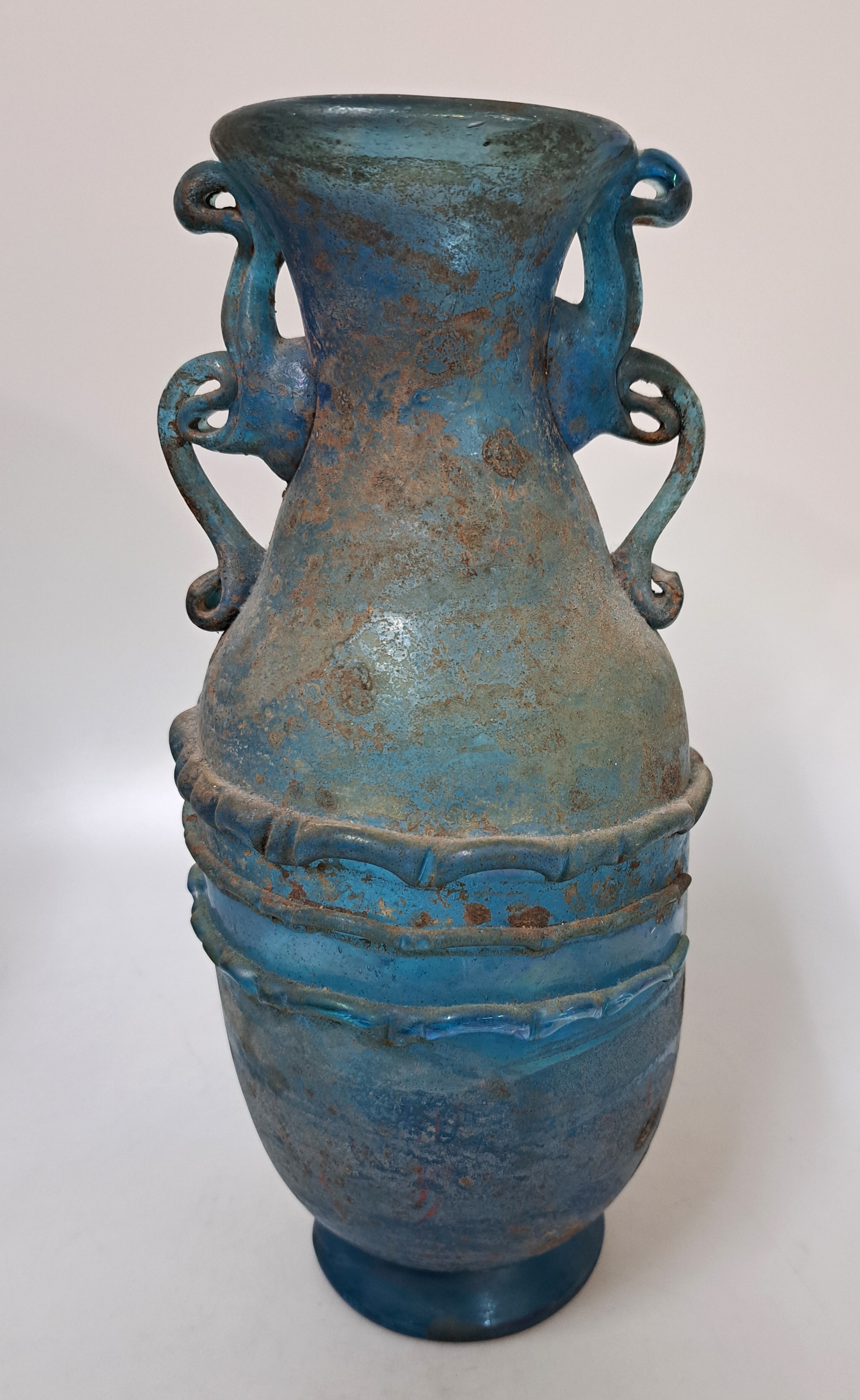 Detail c: Vase a scavo, Murano, Ermanno Nason für Cenedese, blaues Glas mit aufgelegtem Medaillon und aufgesetzten Henkeln, a scavo- Oberfläche, H. ca. 29cm