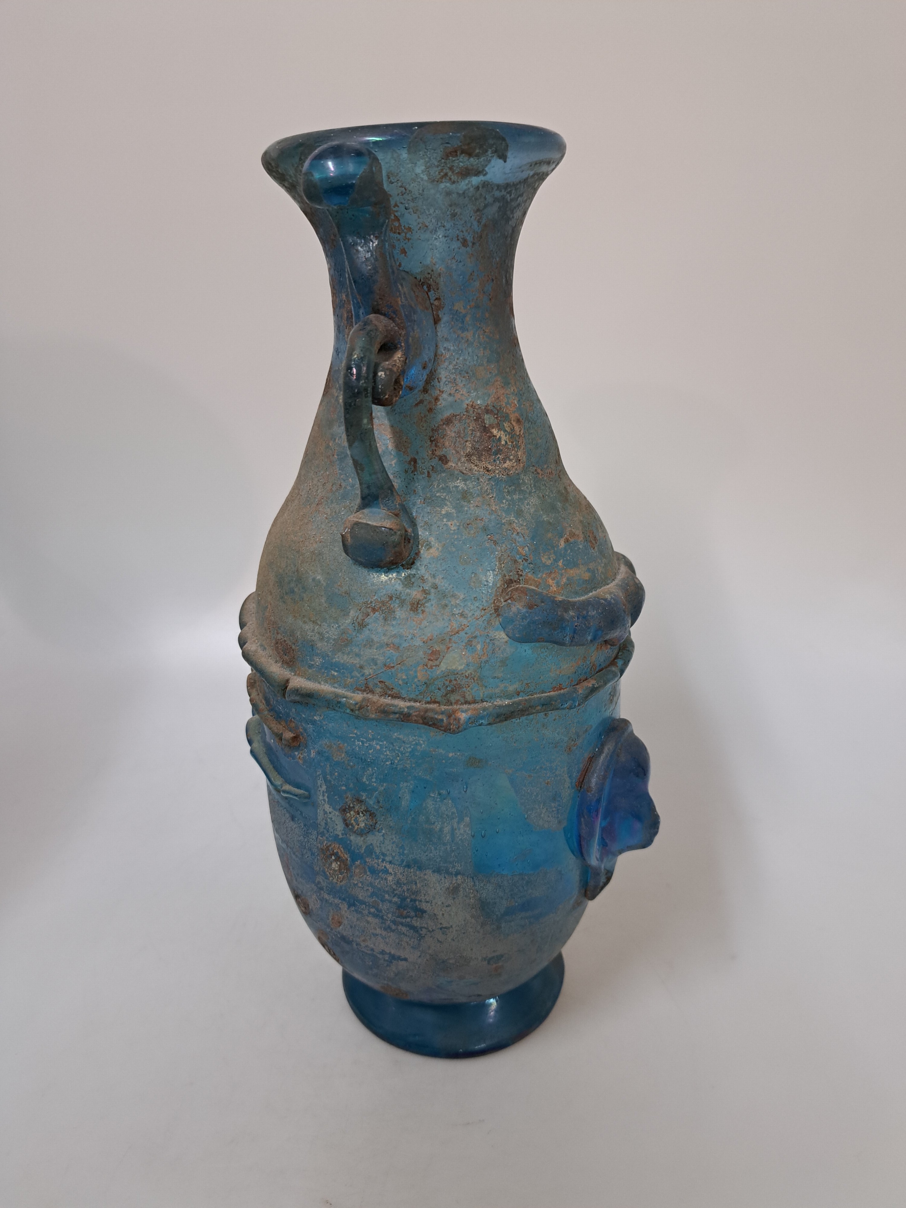Detail d: Vase a scavo, Murano, Ermanno Nason für Cenedese, blaues Glas mit aufgelegtem Medaillon und aufgesetzten Henkeln, a scavo- Oberfläche, H. ca. 29cm