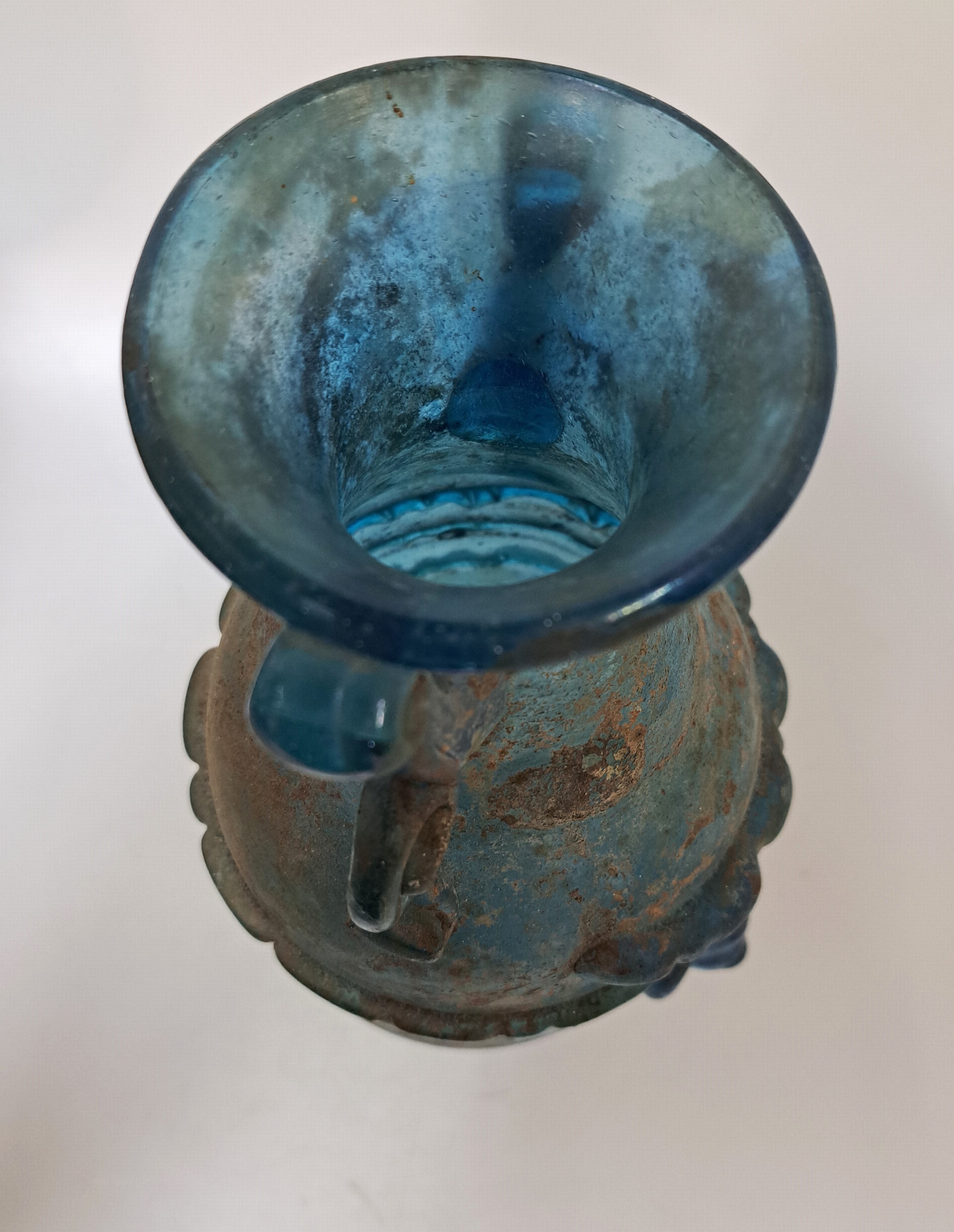 Detail e: Vase a scavo, Murano, Ermanno Nason für Cenedese, blaues Glas mit aufgelegtem Medaillon und aufgesetzten Henkeln, a scavo- Oberfläche, H. ca. 29cm