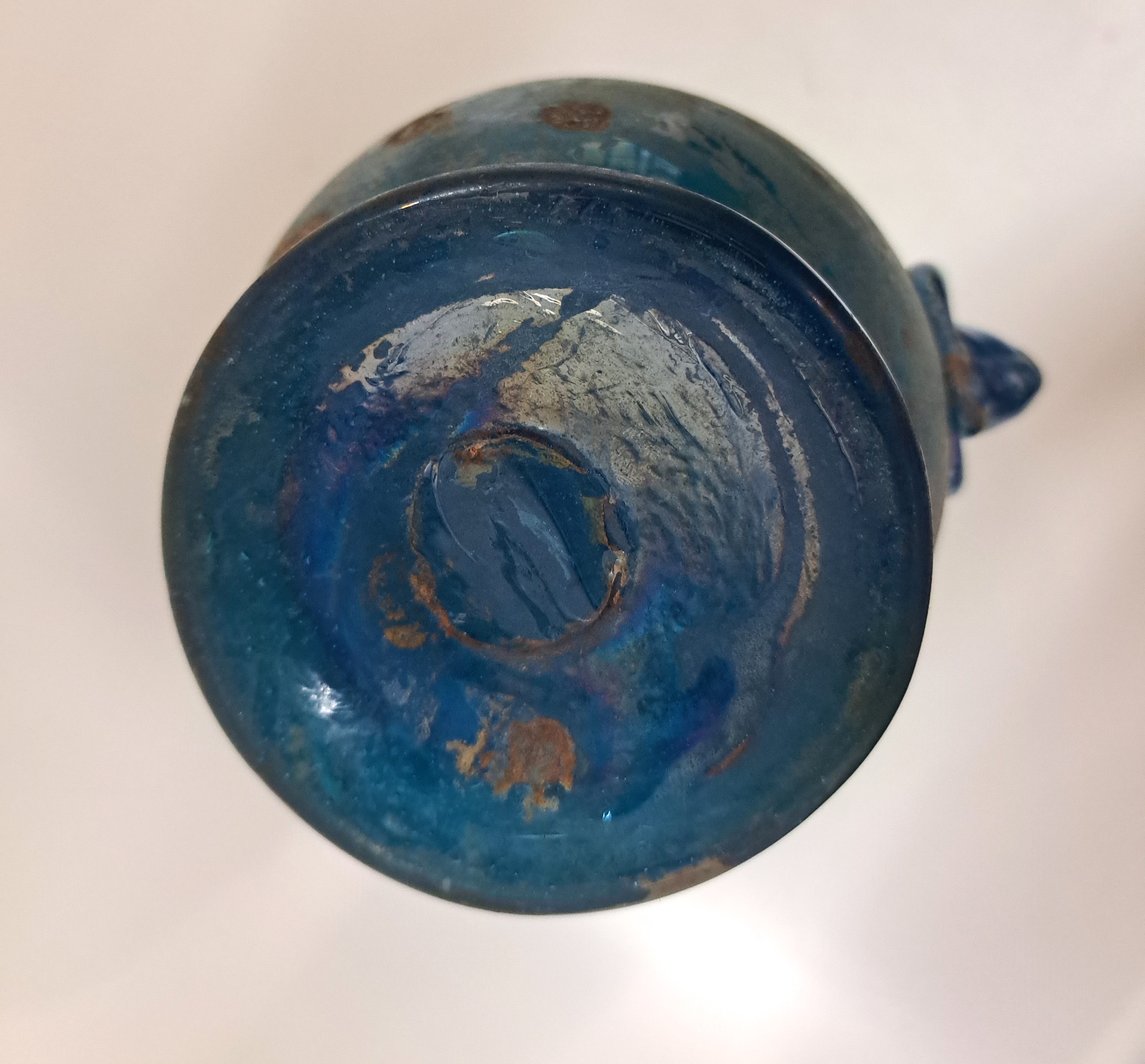 Detail f: Vase a scavo, Murano, Ermanno Nason für Cenedese, blaues Glas mit aufgelegtem Medaillon und aufgesetzten Henkeln, a scavo- Oberfläche, H. ca. 29cm