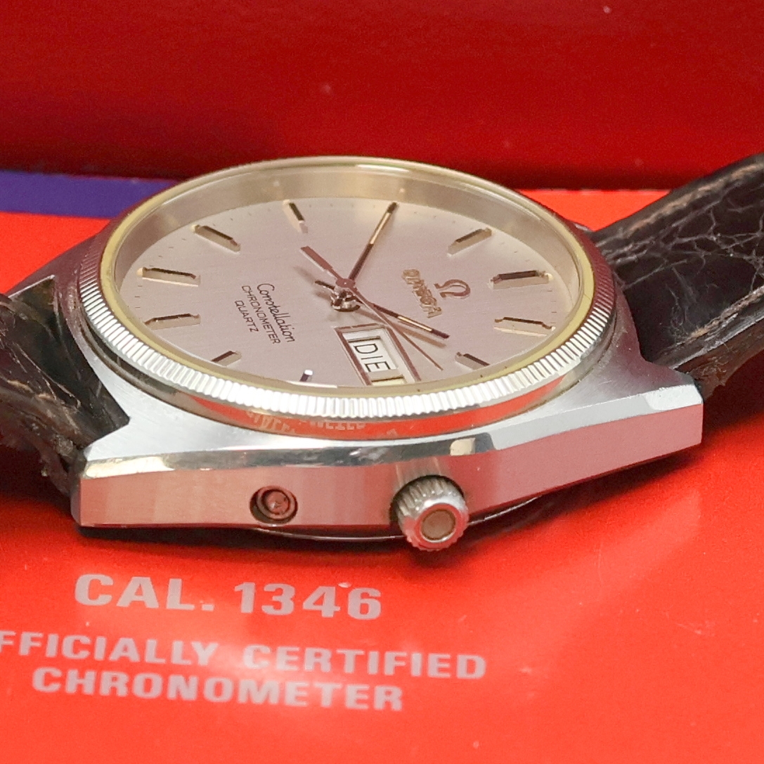 Detail c: OMEGA Constellation Armbanduhr Referenz 198.0111, Schweiz um 1983, quarz, Edelstahlgeh. inkl. neutr. Lederband m. orig. Dornschl., Korrekturdr. ...