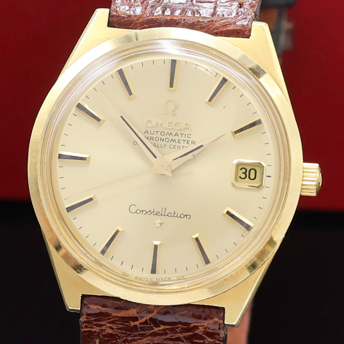 Detail a: OMEGA Constellation in GG 750/000 Referenz 168.011, Schweiz um 1970, Automatik, Monocoque-Geh., Rücks. m. Sternwarte, Zifferbl. in 750/000 GG m. ...