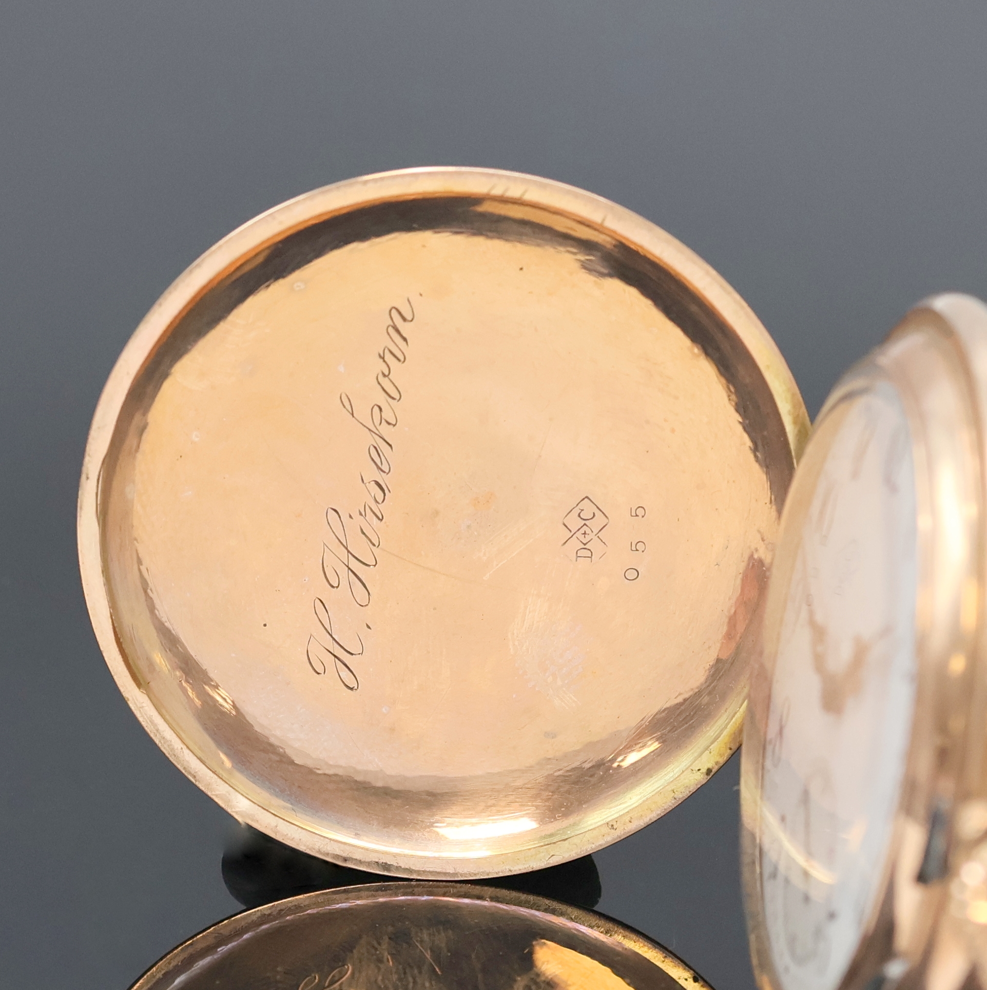 Detail a: DÜRRSTEIN & Co. Savonette in RG 333/000, Schweiz um 1910, guill. Geh. dell., Sprungdeckel mit grav. Monogramm, Metallcuvette, Sprungdeckel innen m. ...