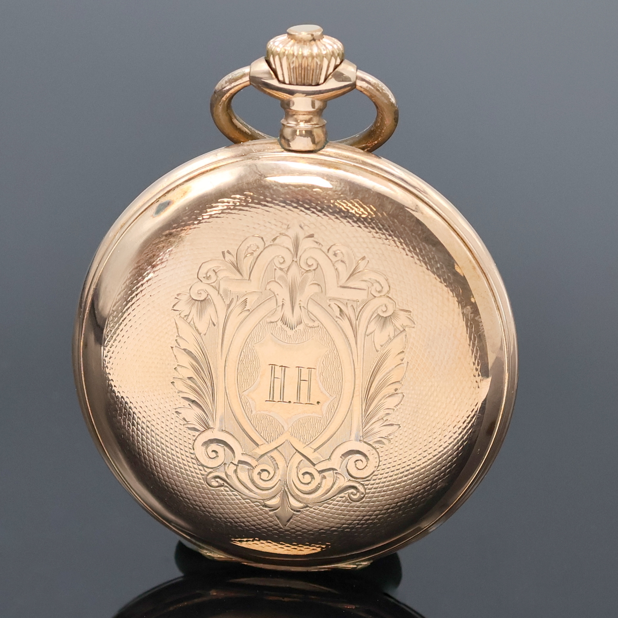 Detail b: DÜRRSTEIN & Co. Savonette in RG 333/000, Schweiz um 1910, guill. Geh. dell., Sprungdeckel mit grav. Monogramm, Metallcuvette, Sprungdeckel innen m. ...