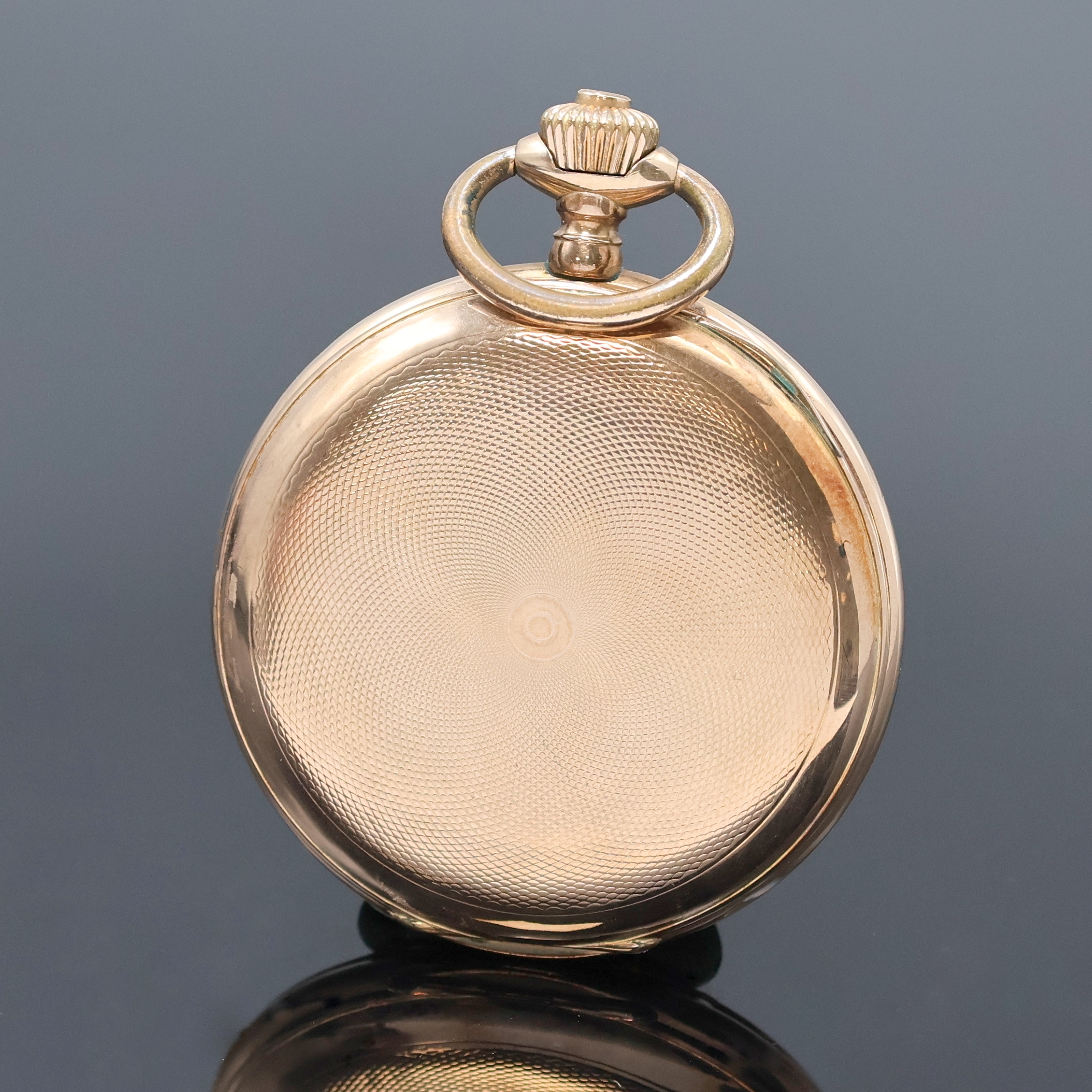 Detail c: DÜRRSTEIN & Co. Savonette in RG 333/000, Schweiz um 1910, guill. Geh. dell., Sprungdeckel mit grav. Monogramm, Metallcuvette, Sprungdeckel innen m. ...