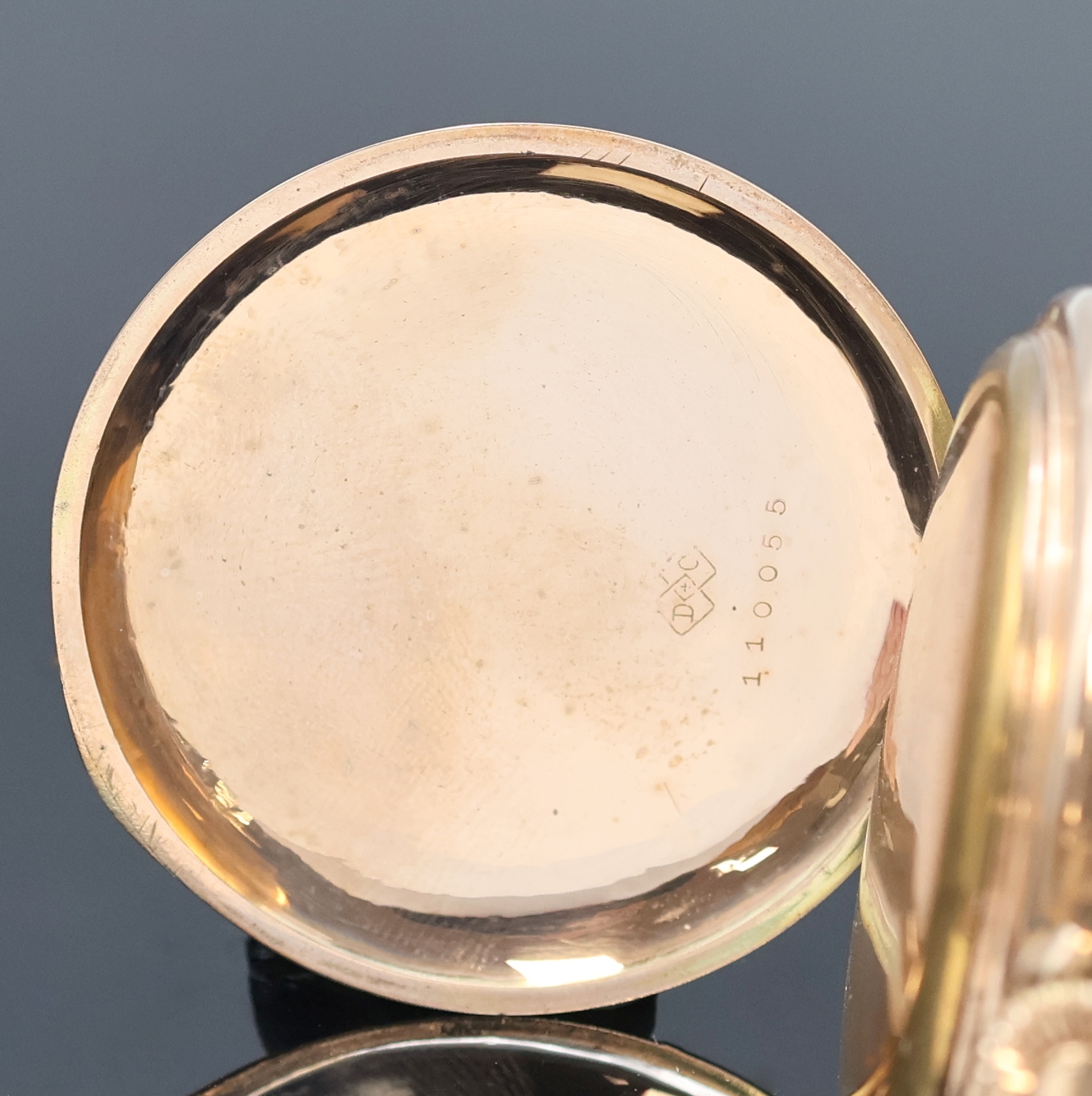 Detail d: DÜRRSTEIN & Co. Savonette in RG 333/000, Schweiz um 1910, guill. Geh. dell., Sprungdeckel mit grav. Monogramm, Metallcuvette, Sprungdeckel innen m. ...