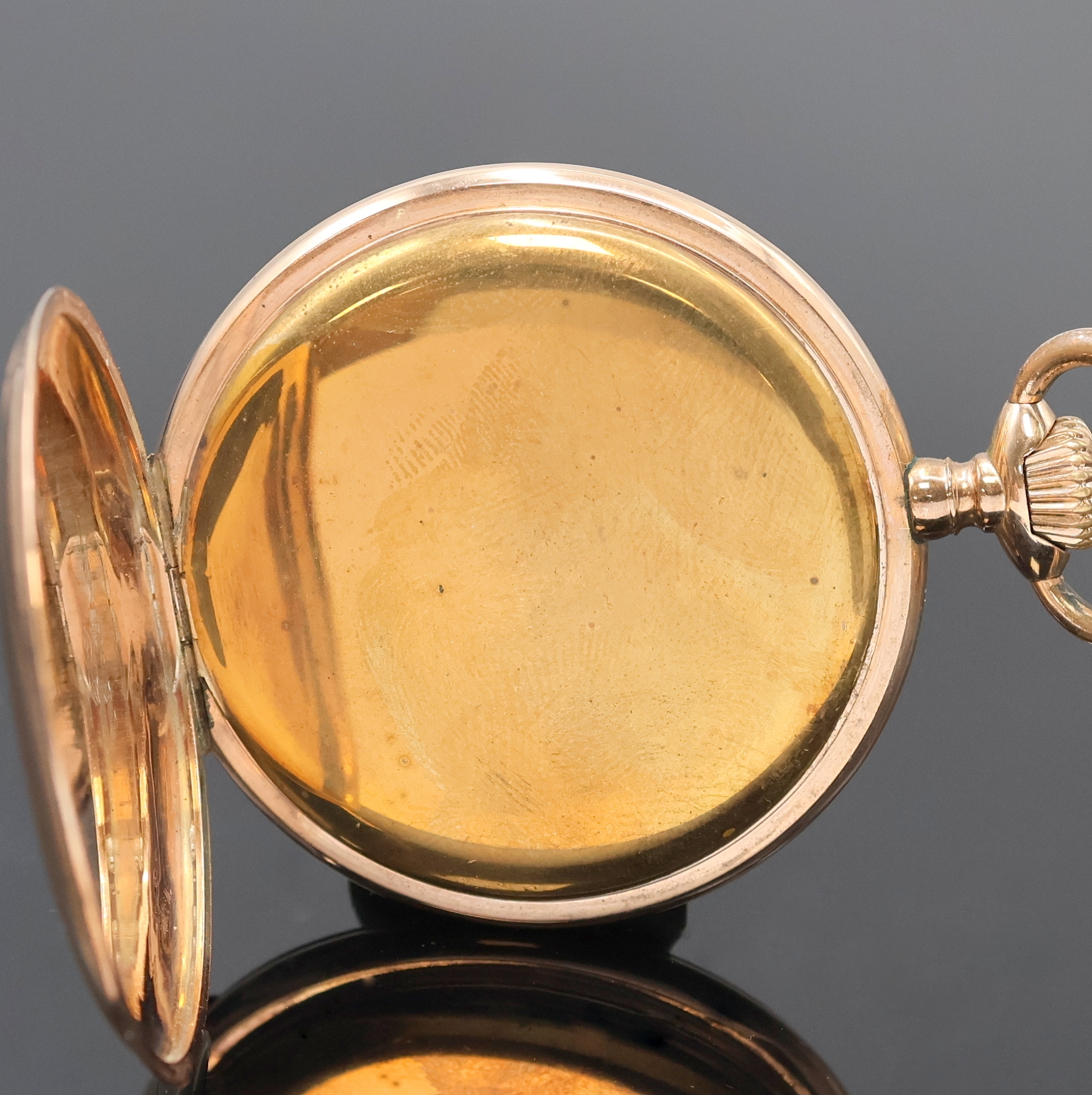 Detail e: DÜRRSTEIN & Co. Savonette in RG 333/000, Schweiz um 1910, guill. Geh. dell., Sprungdeckel mit grav. Monogramm, Metallcuvette, Sprungdeckel innen m. ...
