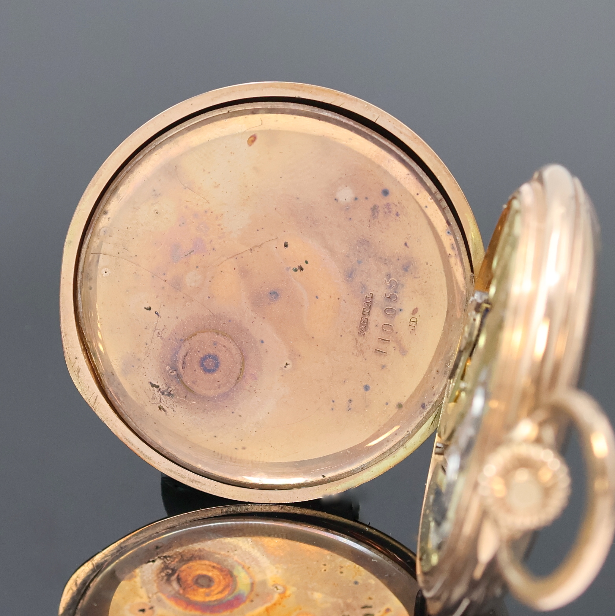 Detail f: DÜRRSTEIN & Co. Savonette in RG 333/000, Schweiz um 1910, guill. Geh. dell., Sprungdeckel mit grav. Monogramm, Metallcuvette, Sprungdeckel innen m. ...