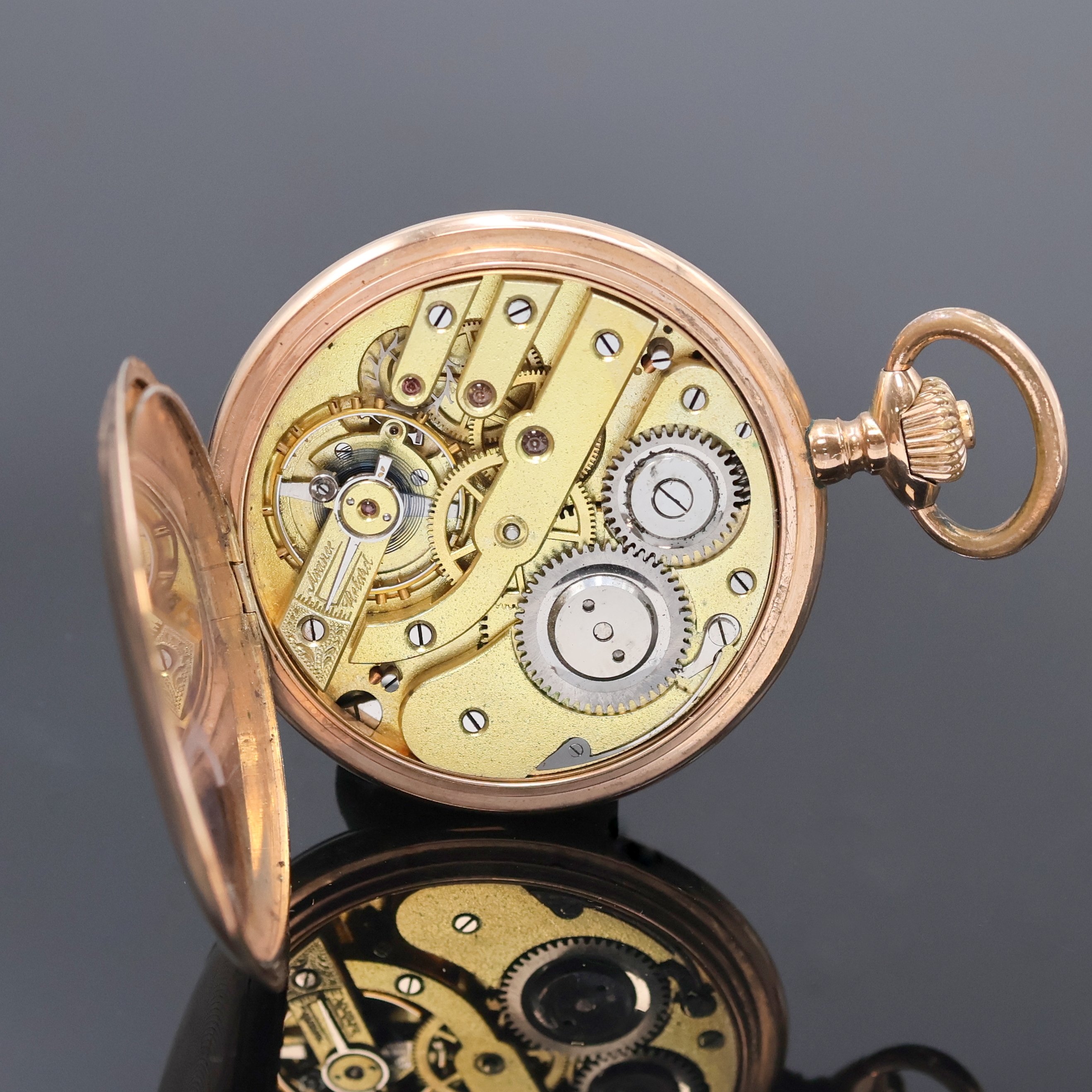 Detail g: DÜRRSTEIN & Co. Savonette in RG 333/000, Schweiz um 1910, guill. Geh. dell., Sprungdeckel mit grav. Monogramm, Metallcuvette, Sprungdeckel innen m. ...