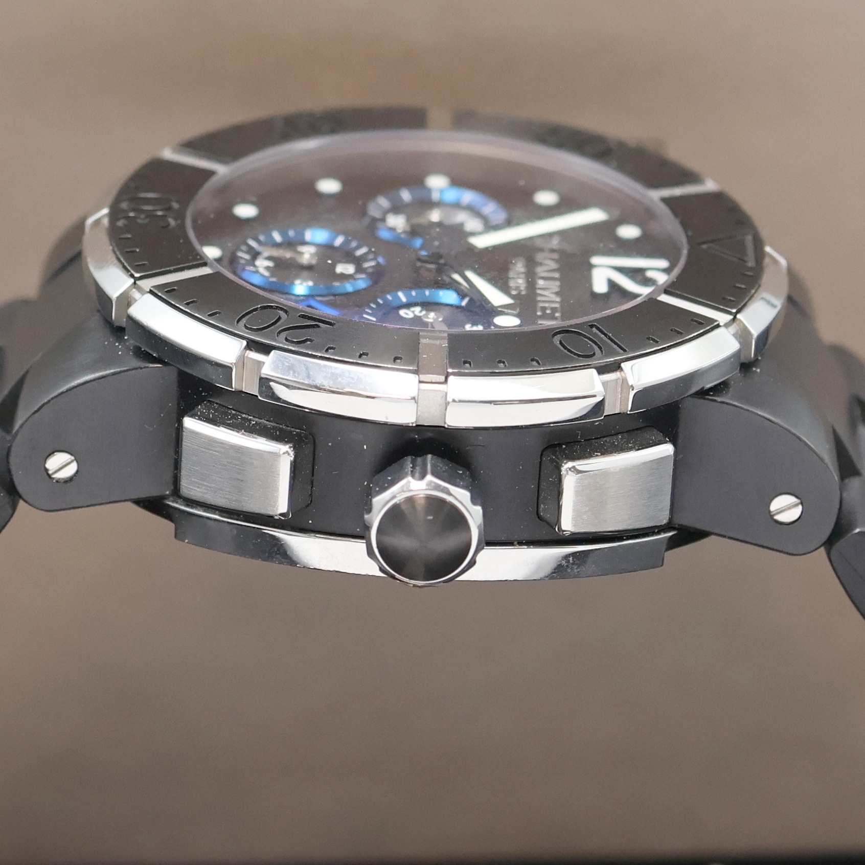 Detail d: CHAUMET Armbandchronograph in Titan/Stahl, Schweiz um 2010, Automatik, beids. vergl. Geh., orig. Kautschukband m. dopp. Faltschl., Boden 8-fach ...