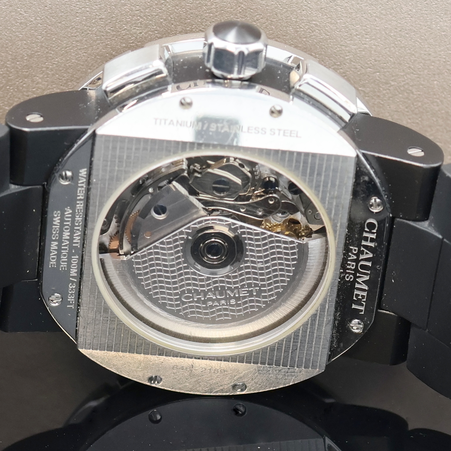 Detail e: CHAUMET Armbandchronograph in Titan/Stahl, Schweiz um 2010, Automatik, beids. vergl. Geh., orig. Kautschukband m. dopp. Faltschl., Boden 8-fach ...