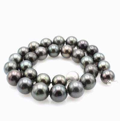 27022716a - Tahitizuchtperlcollier, Kugelschl. WG 585/ 000 bes. m. kl. Diam. zus. ca. 0.06 ct ...