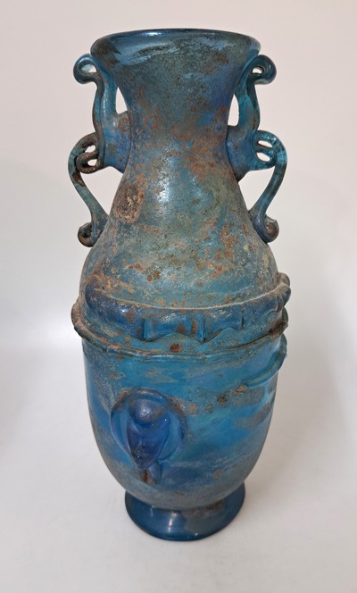 Image 27022723a - Vase a scavo, Murano, Ermanno Nason für Cenedese, blaues Glas mit aufgelegtem Medaillon ...