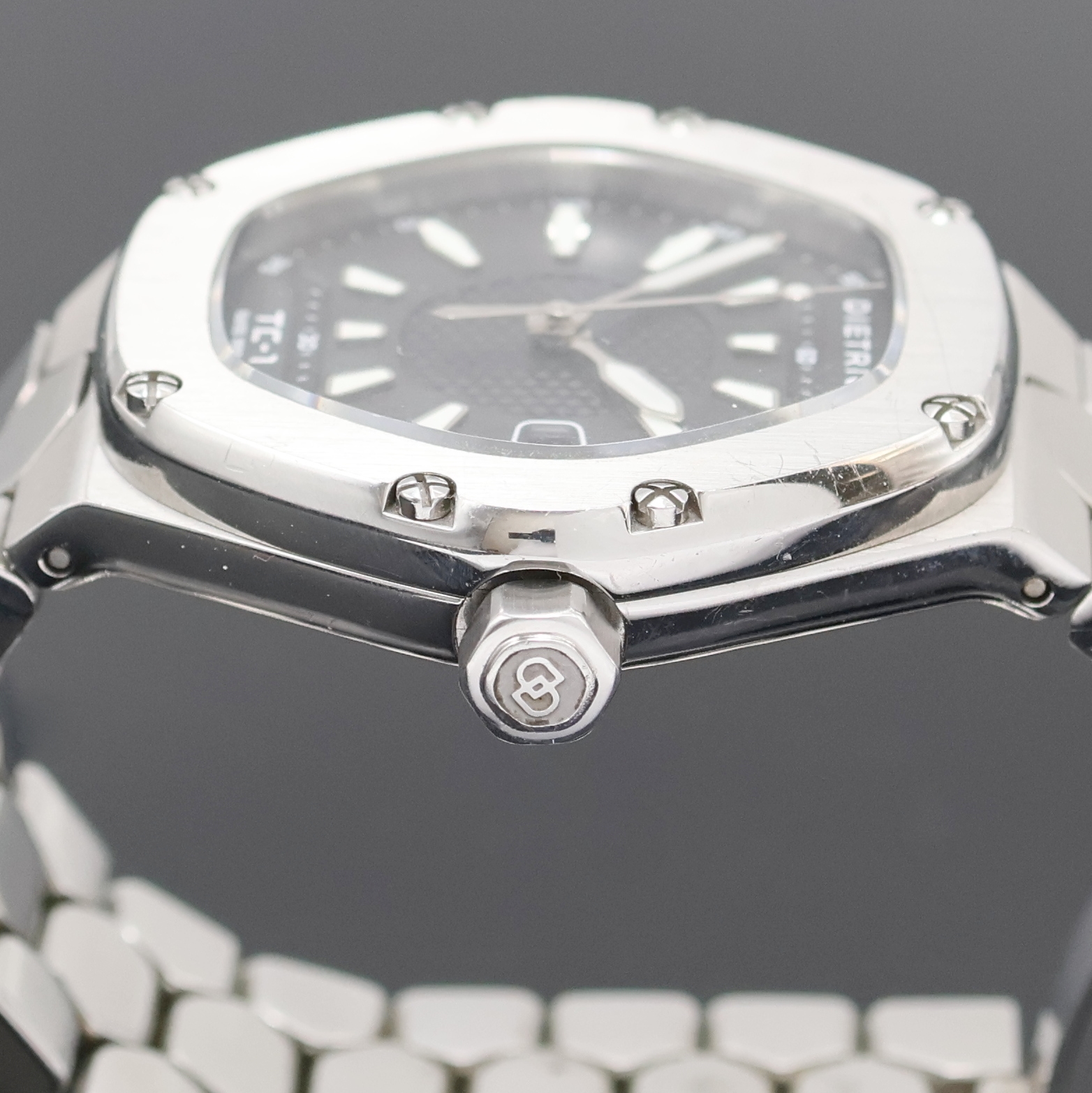 Detail d: DIETRICH TC1 Herrenarmbanduhr in Stahl, Schweiz um 2017, Automatik, Edelstahlgeh. inkl. Gliederband m. dopp. Faltschl., Boden 6-fach verschr., Krone ...