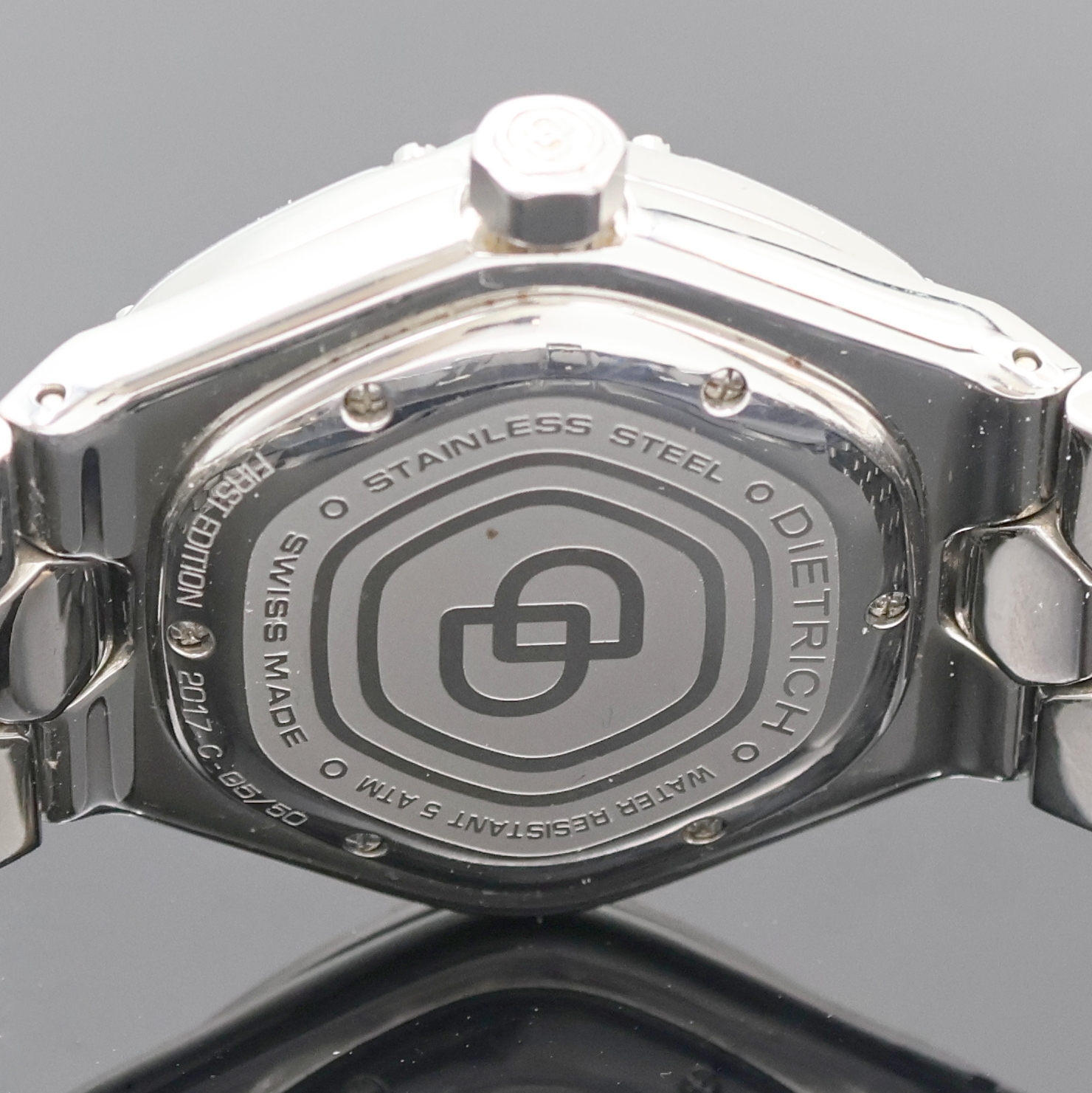 Detail e: DIETRICH TC1 Herrenarmbanduhr in Stahl, Schweiz um 2017, Automatik, Edelstahlgeh. inkl. Gliederband m. dopp. Faltschl., Boden 6-fach verschr., Krone ...