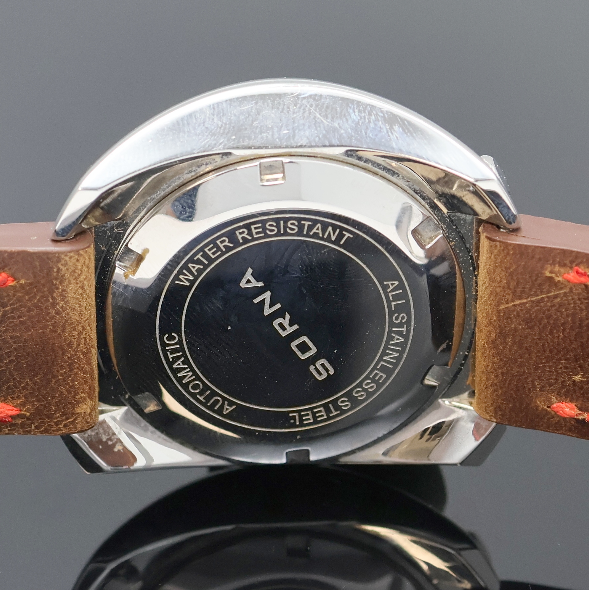 Detail d: SORNA Herrenarmbanduhr in Stahl, Schweiz um 2020, Automatik, Edelstahlgeh., Boden verschr., Drücker f. Monat u. Tag, Innenlünette m. ...