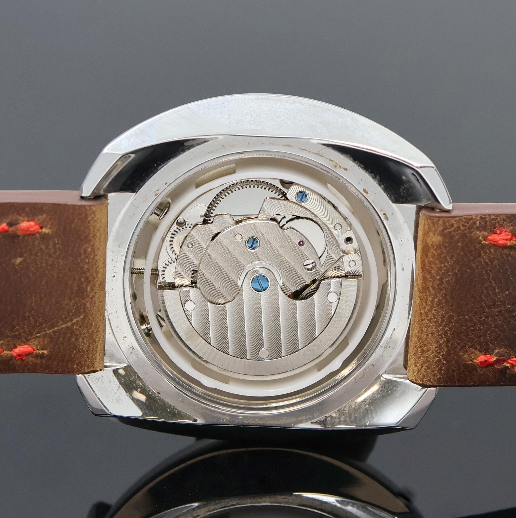 Detail e: SORNA Herrenarmbanduhr in Stahl, Schweiz um 2020, Automatik, Edelstahlgeh., Boden verschr., Drücker f. Monat u. Tag, Innenlünette m. ...