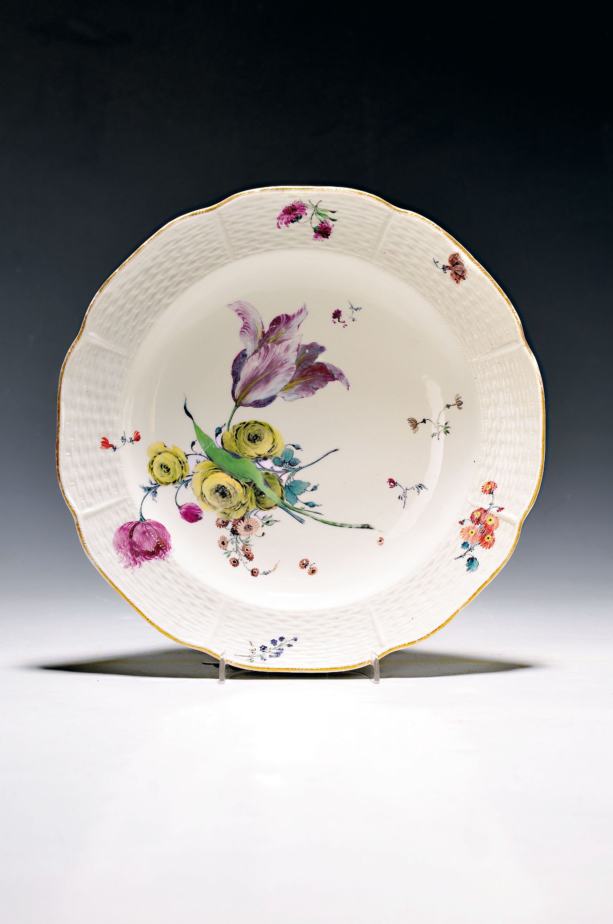 Teller, Frankenthal, um 1757, Porzellan, Rand in Flechtrelief, bunt bemalt mit Blumenbukett und gestreuten Blumen, Marke aufsteigender Löwe, D. ca. ...