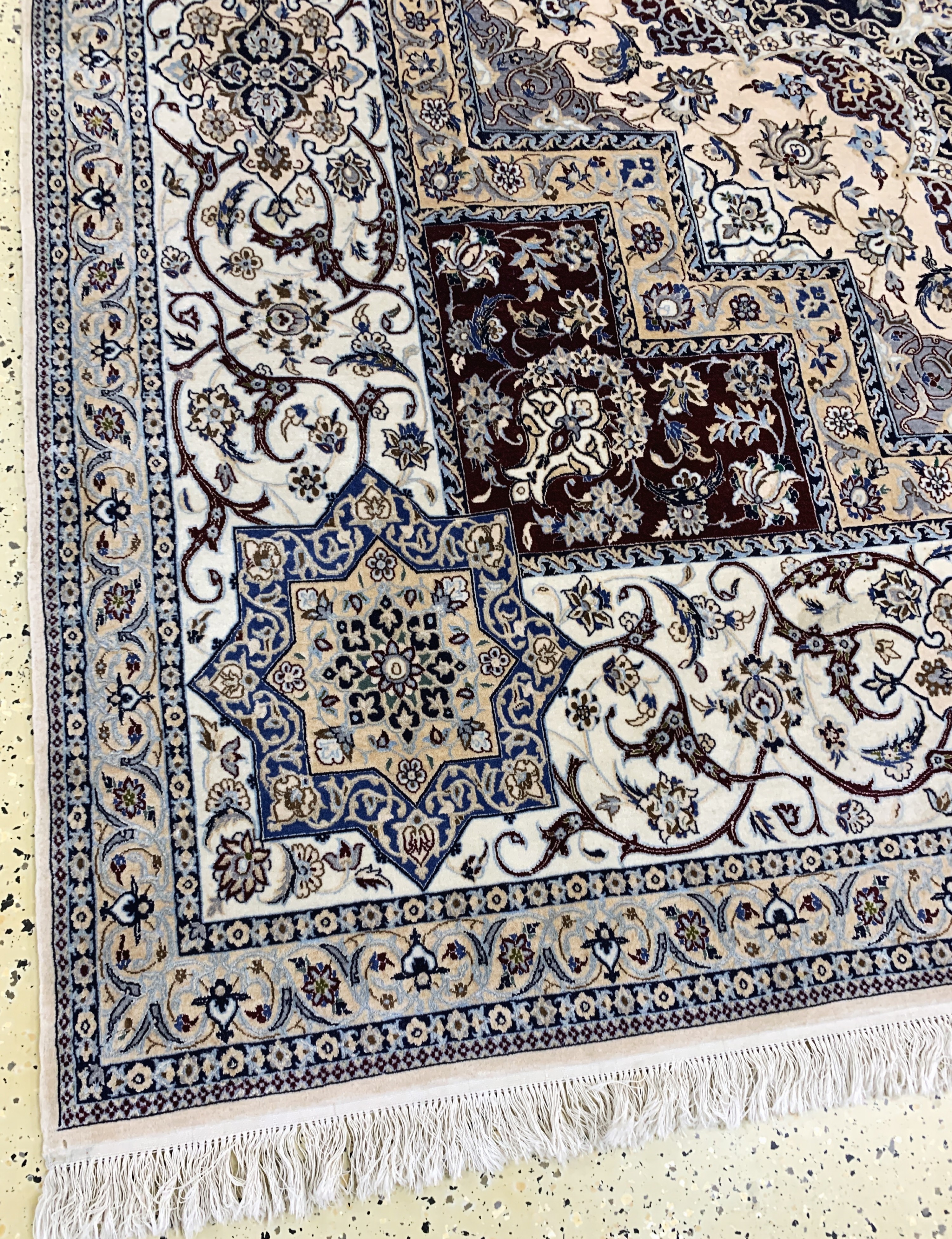 Detail c: Nain fein(6 La), Persien, Mitte 20.Jhd, Korkwolle mit Seide, ca. 473 x 336 cm, ca. 1,0Mio. Kn/qm, EHZ: 2(verschmutzt)