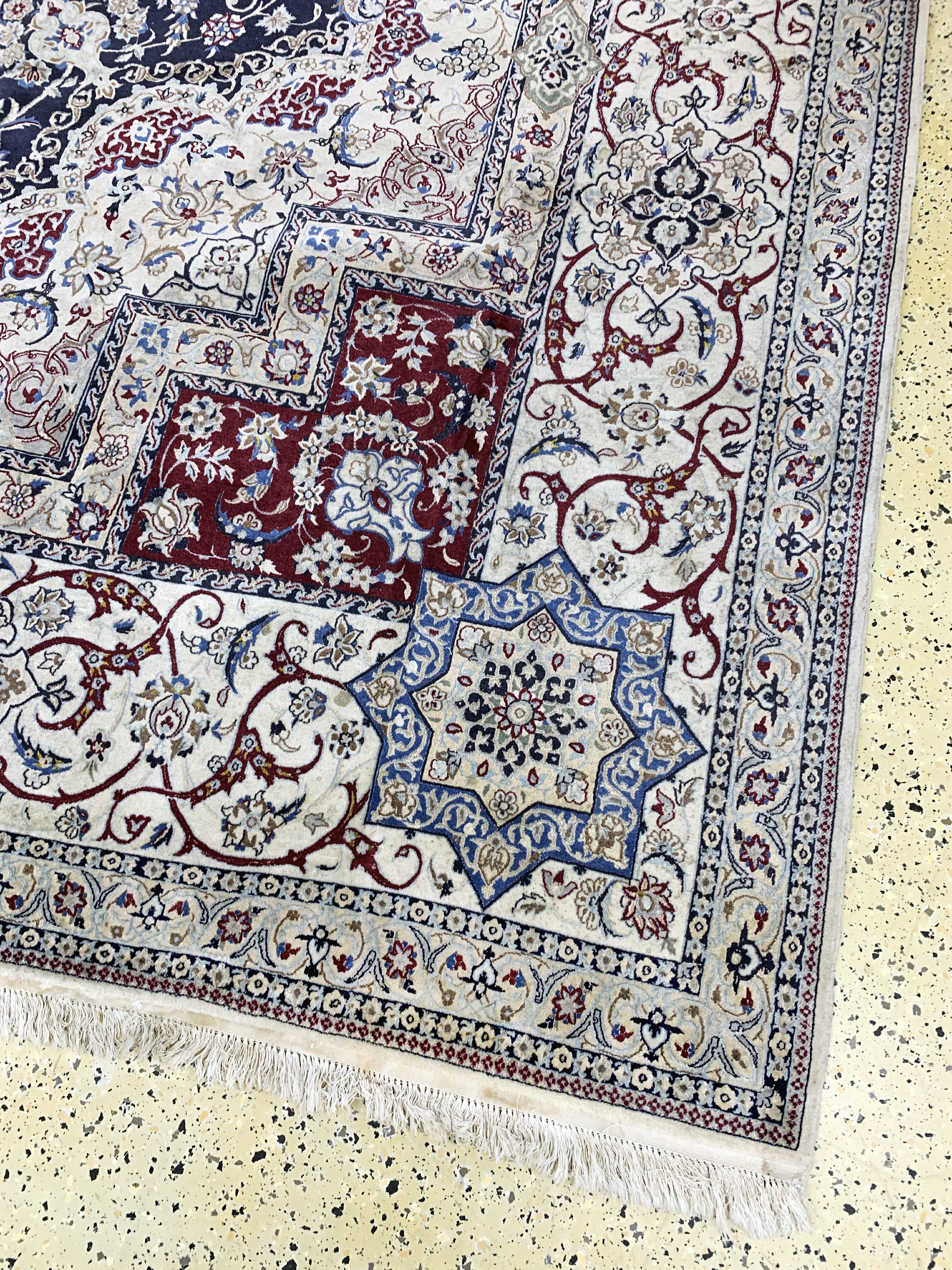 Detail g: Nain fein(6 La), Persien, Mitte 20.Jhd, Korkwolle mit Seide, ca. 473 x 336 cm, ca. 1,0Mio. Kn/qm, EHZ: 2(verschmutzt)