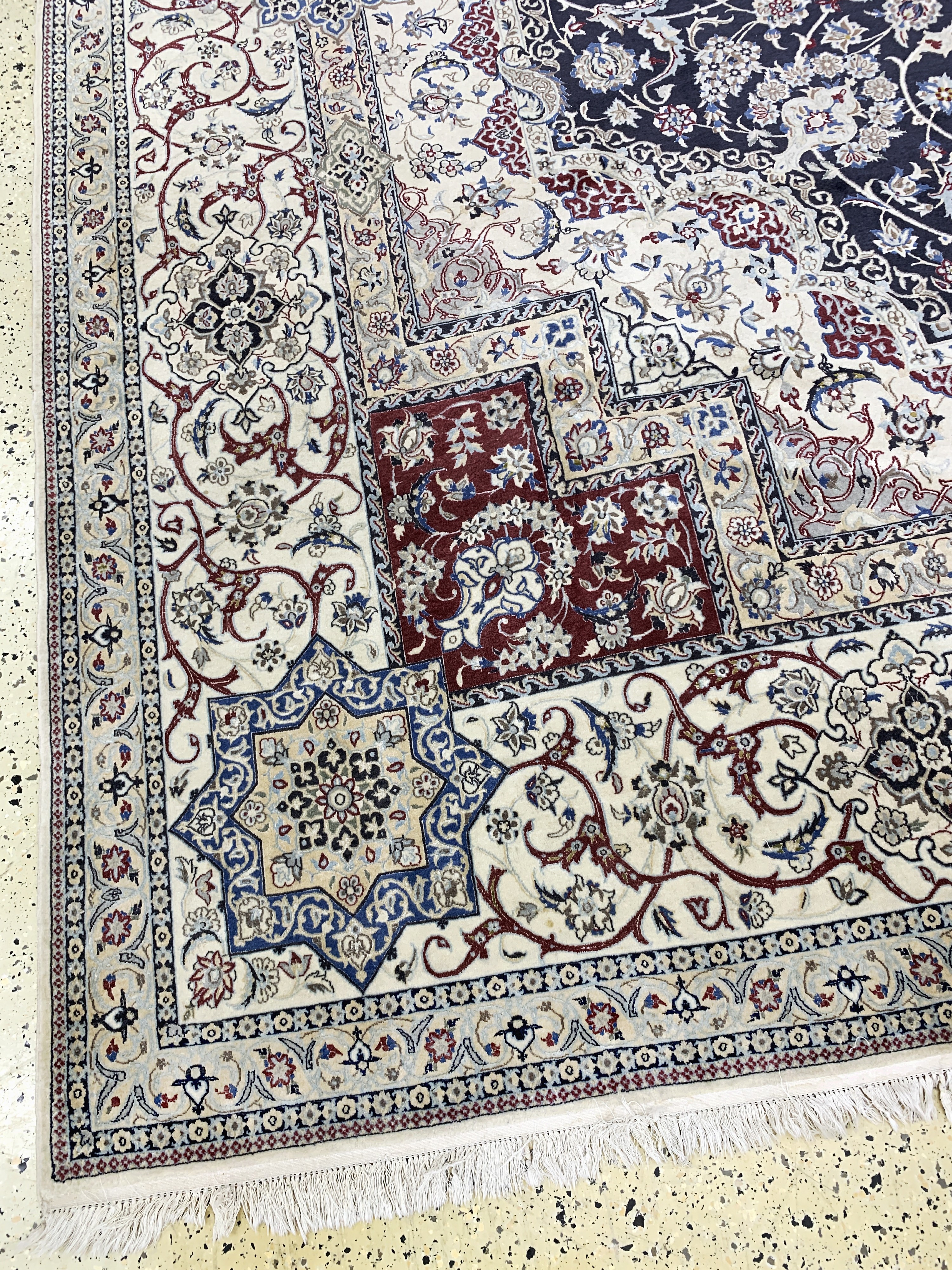 Detail i: Nain fein(6 La), Persien, Mitte 20.Jhd, Korkwolle mit Seide, ca. 473 x 336 cm, ca. 1,0Mio. Kn/qm, EHZ: 2(verschmutzt)