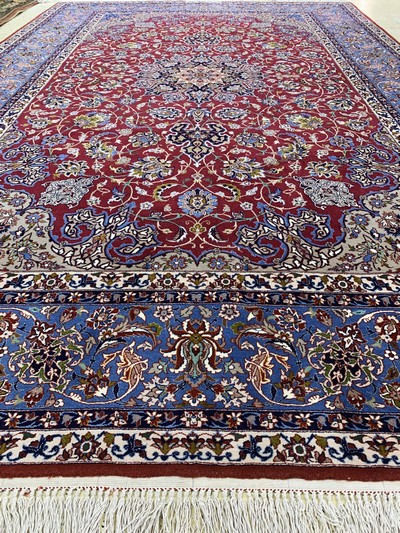 27022874k - Esfahan fein signiert, Persien, Ende 20.Jhd, Korkwolle mit und auf Seide, ca. 320 x208 ...