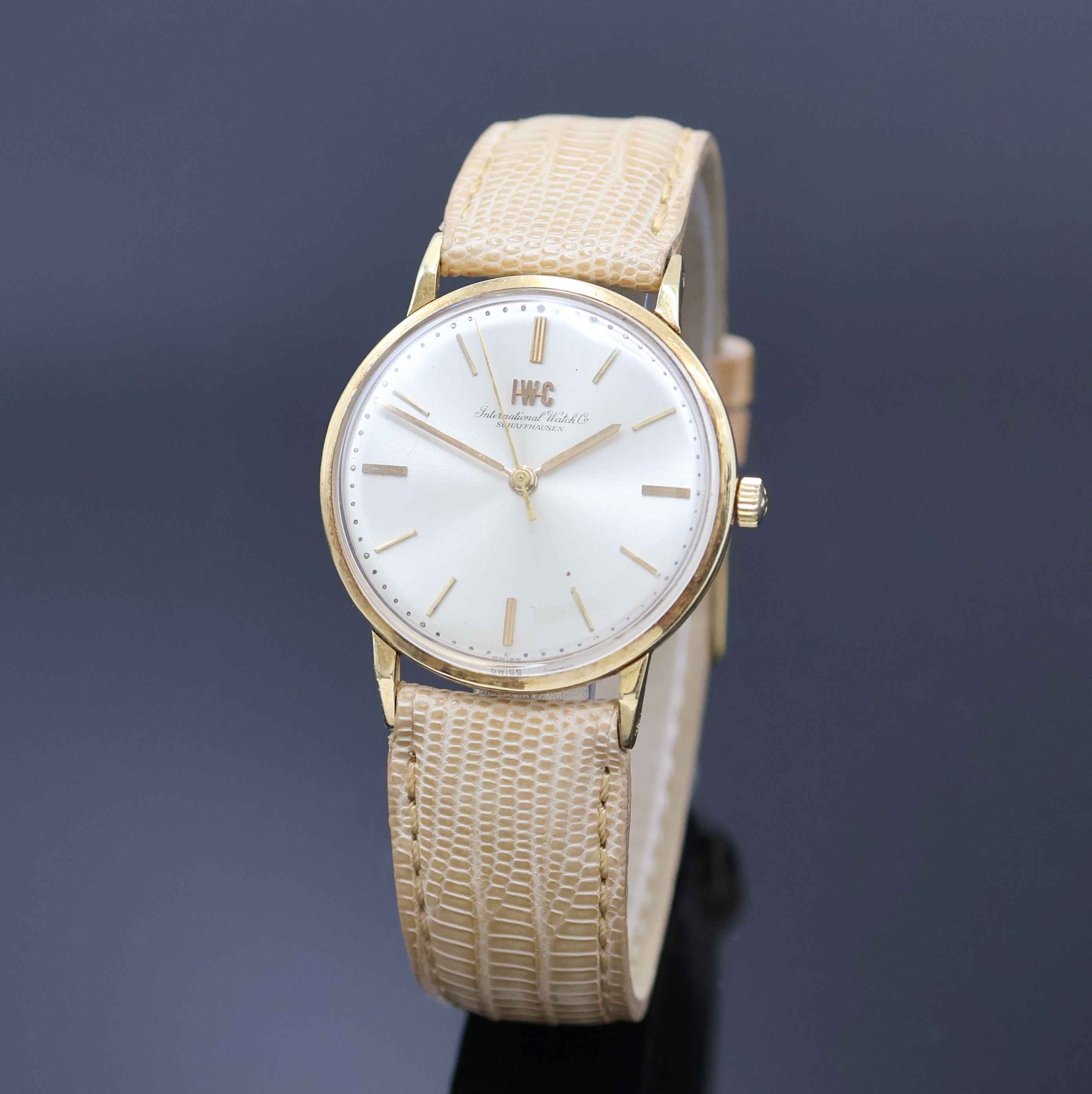 Image 27022911 - IWC Herrenarmbanduhr in GG 750/000, Schweiz um 1962, Handaufzug, 3-tlg. Geh., Boden ...