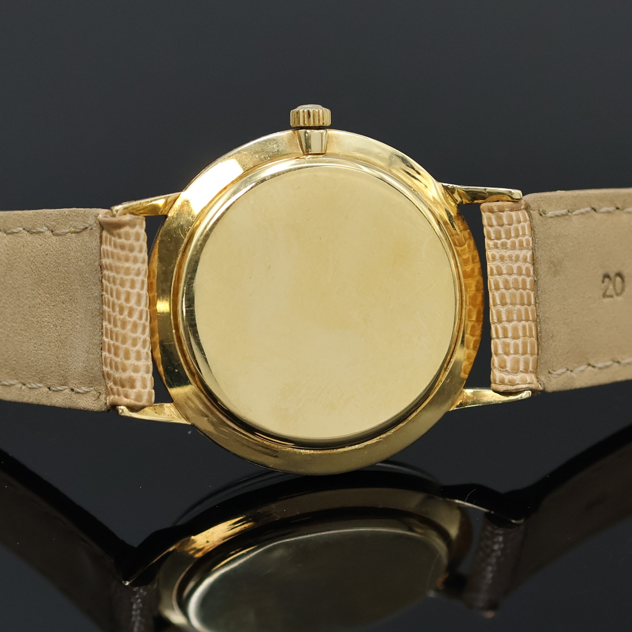 Detail d: IWC Herrenarmbanduhr in GG 750/000, Schweiz um 1962, Handaufzug, 3-tlg. Geh., Boden (dell.) u. Glasrand aufgedr., silb. Zifferbl. m. aufges. gold. ...
