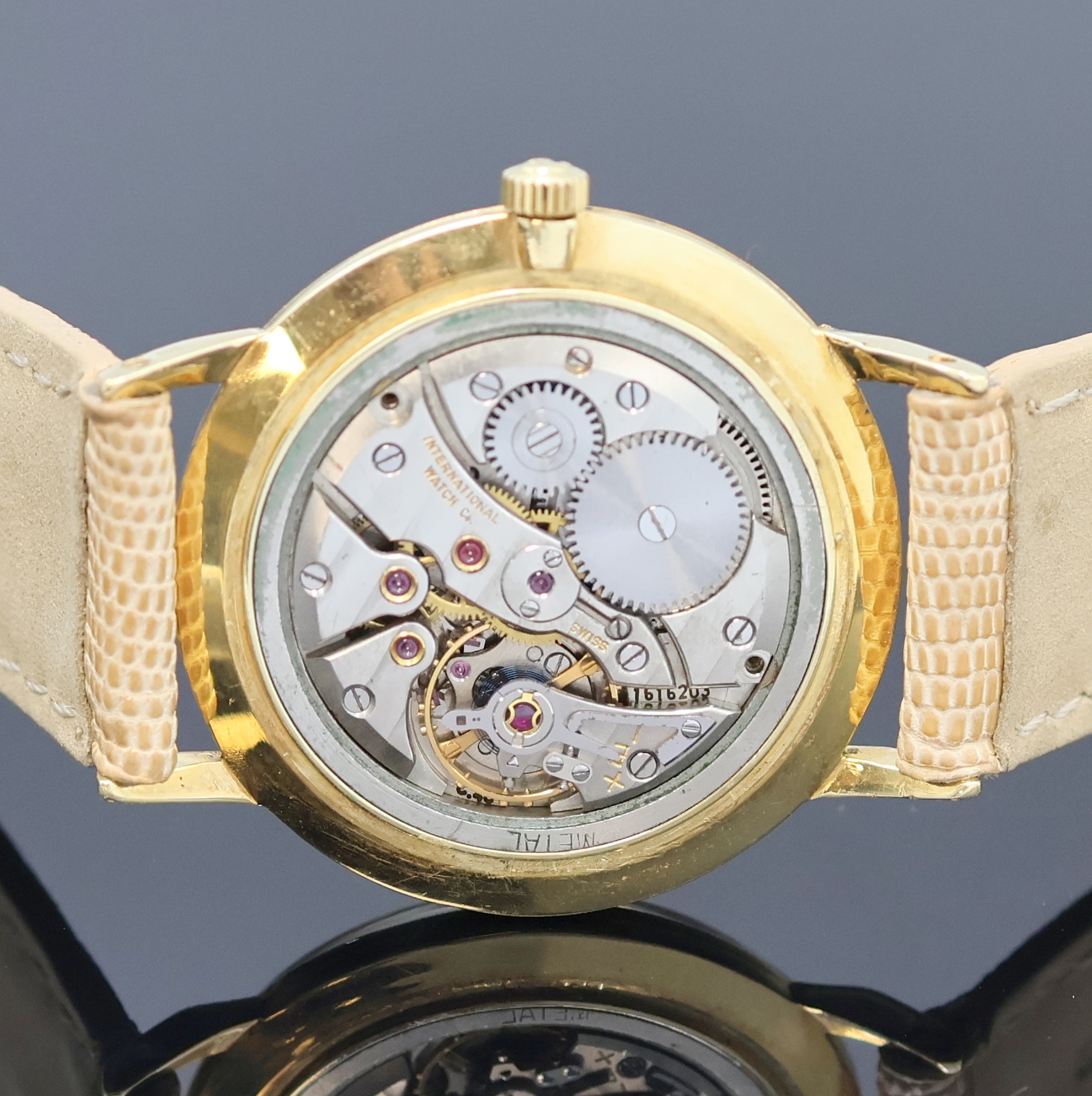 Detail e: IWC Herrenarmbanduhr in GG 750/000, Schweiz um 1962, Handaufzug, 3-tlg. Geh., Boden (dell.) u. Glasrand aufgedr., silb. Zifferbl. m. aufges. gold. ...