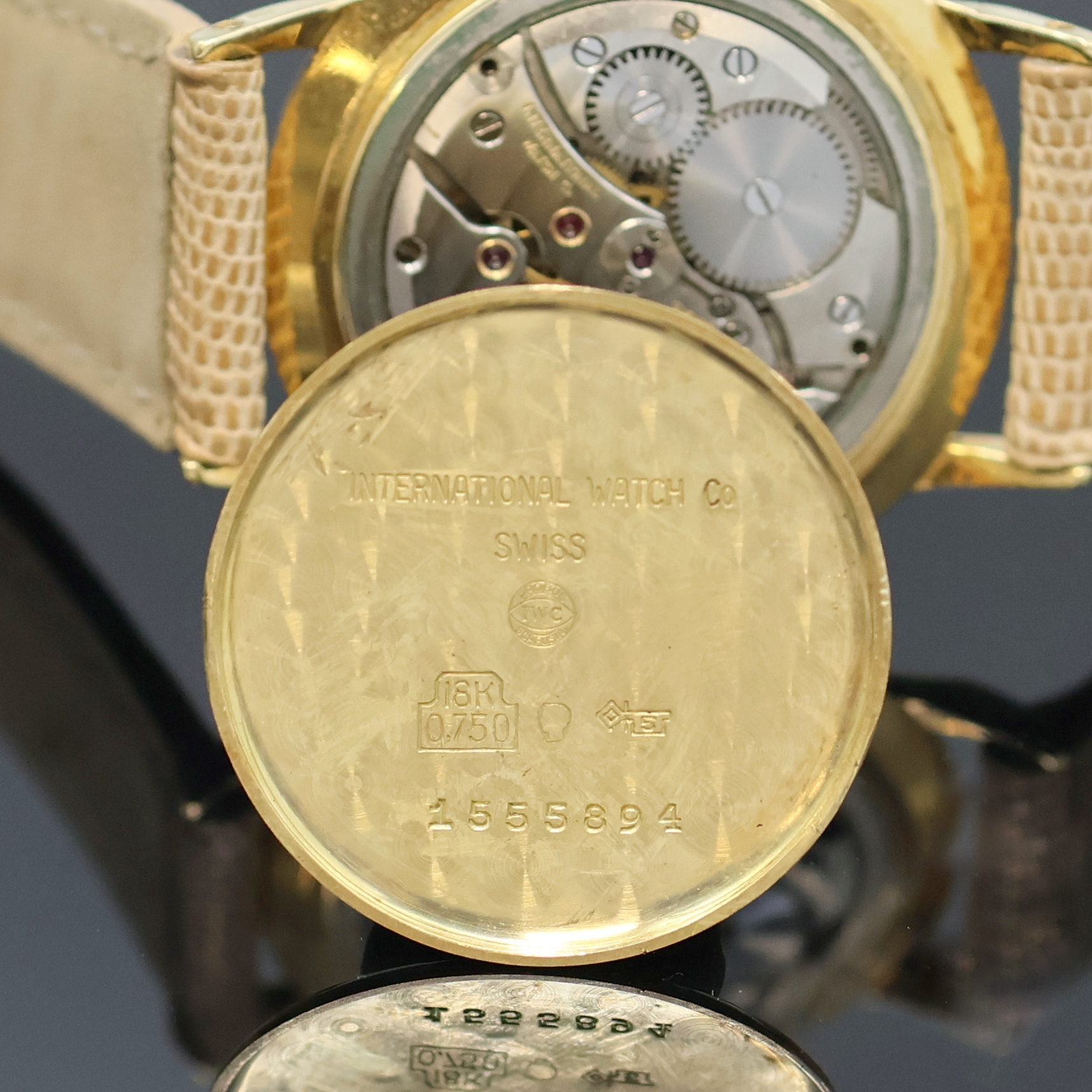 Detail f: IWC Herrenarmbanduhr in GG 750/000, Schweiz um 1962, Handaufzug, 3-tlg. Geh., Boden (dell.) u. Glasrand aufgedr., silb. Zifferbl. m. aufges. gold. ...