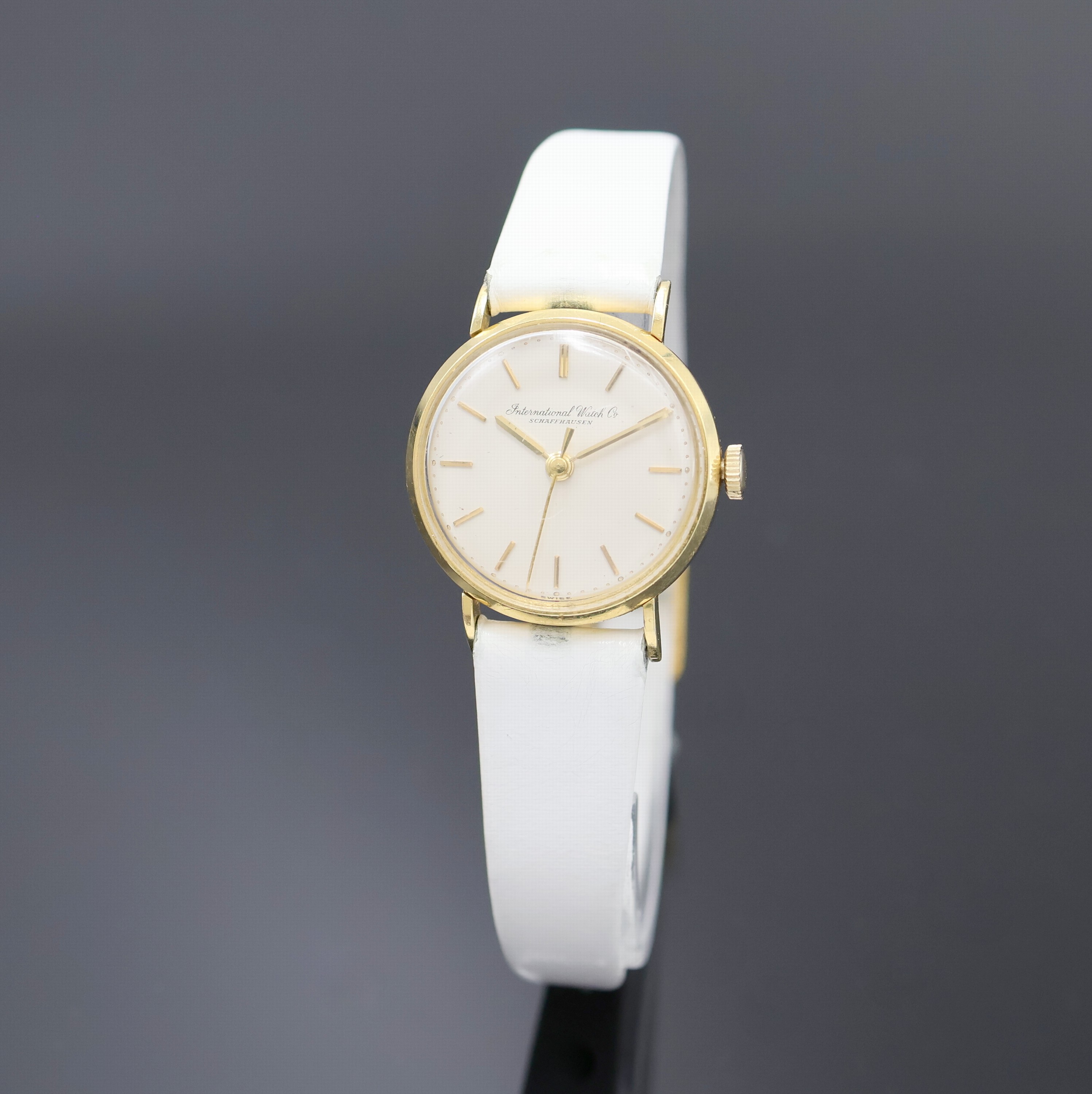 Image 27022919 - IWC Damenarmbanduhr in GG 750/000, Schweiz um 1958, Handaufzug, 3-tlg. Geh., Boden u. ...