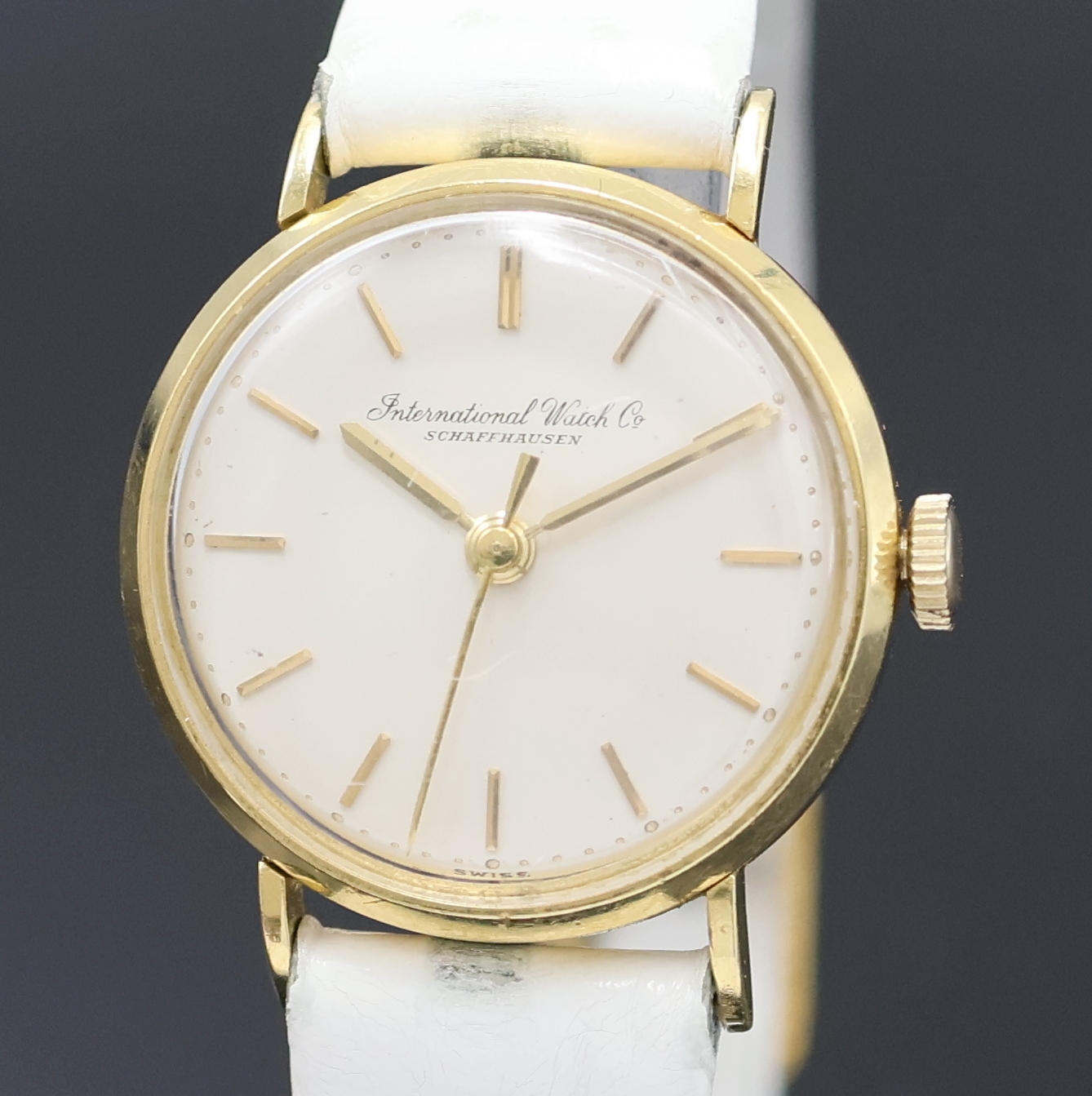 Detail a: IWC Damenarmbanduhr in GG 750/000, Schweiz um 1958, Handaufzug, 3-tlg. Geh., Boden u. Glasrand aufgedr., silb. Zifferbl., aufges. gold. Indizes, ...