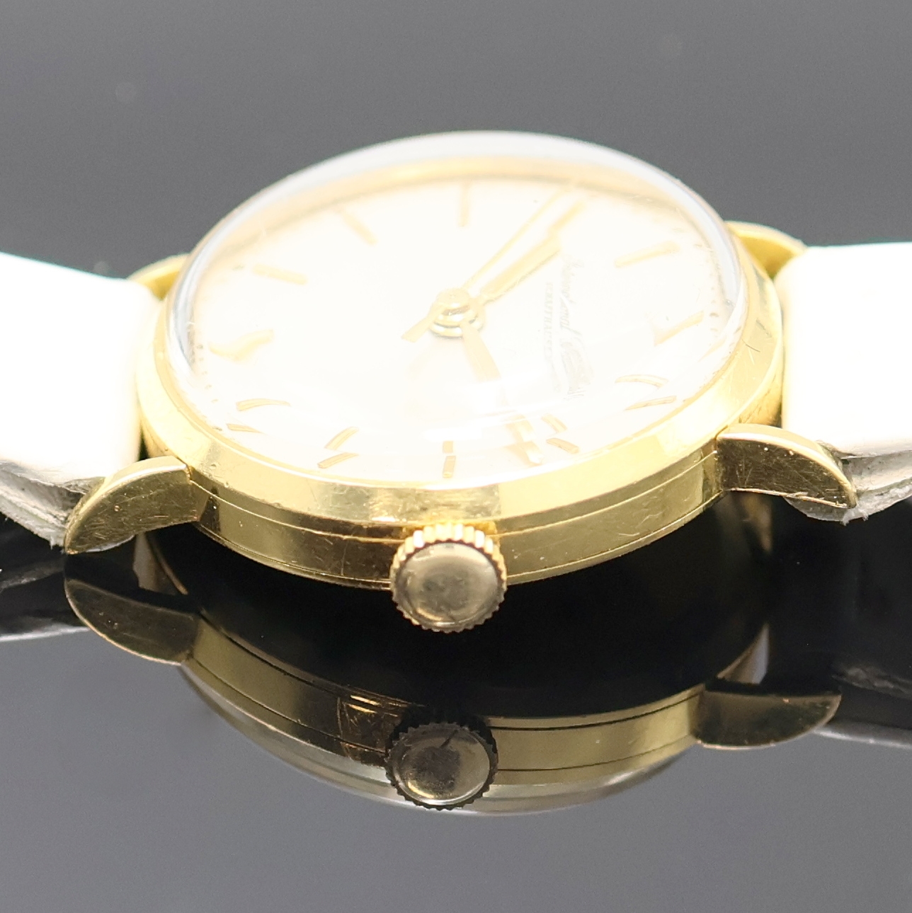 Detail b: IWC Damenarmbanduhr in GG 750/000, Schweiz um 1958, Handaufzug, 3-tlg. Geh., Boden u. Glasrand aufgedr., silb. Zifferbl., aufges. gold. Indizes, ...