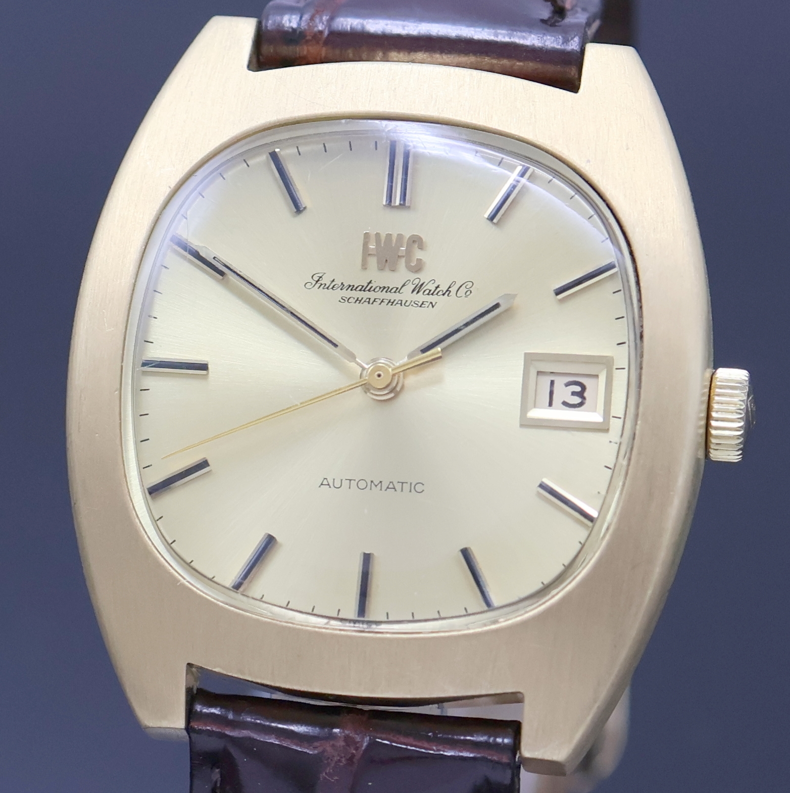 Detail a: IWC schwere Herrenarmbanduhr in GG 750/000, Schweiz um 1970, Automatik, 2-tlg. Geh., Boden verschr., orig. Krone, gold. Zifferbl., gold.Indizes u. ...