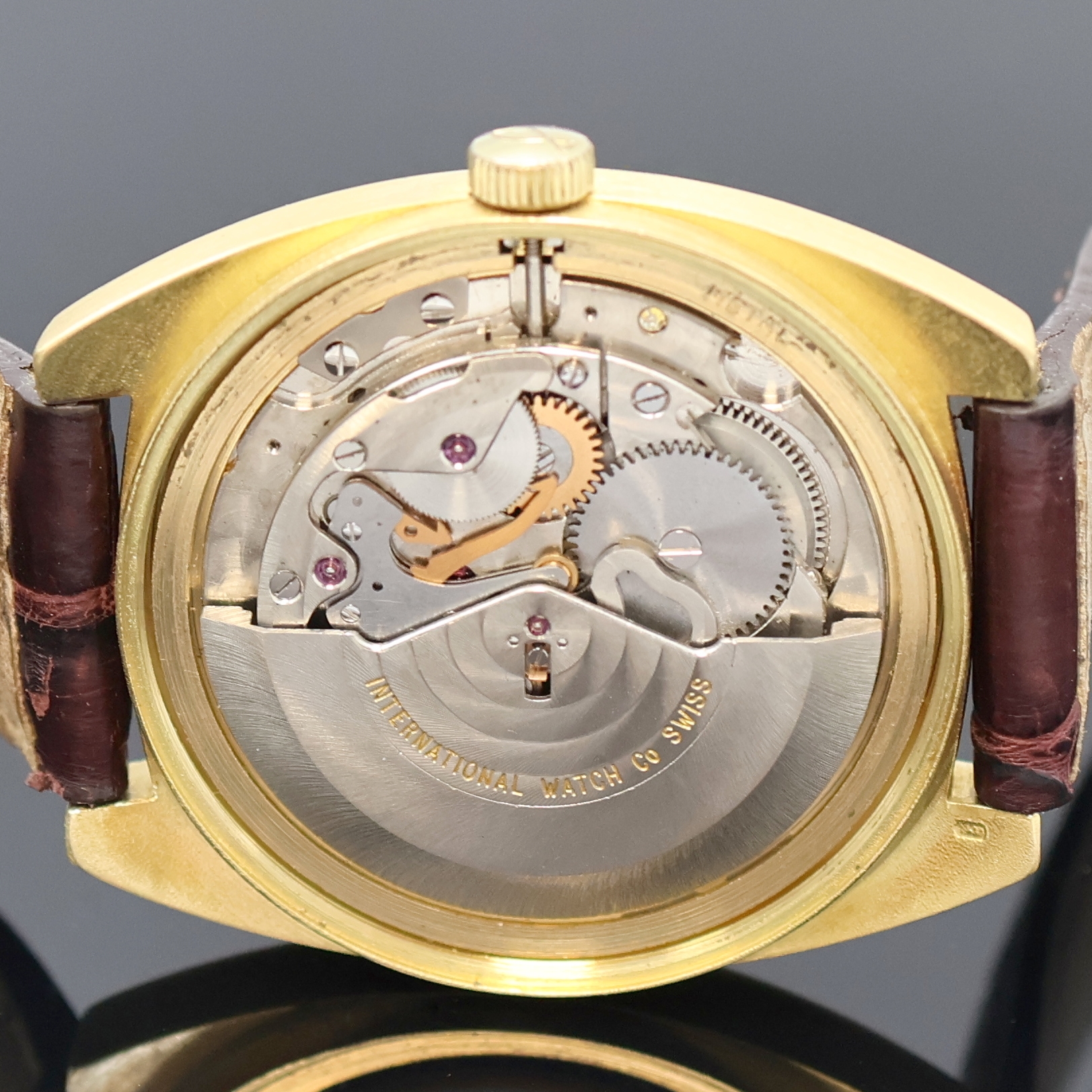 Detail e: IWC schwere Herrenarmbanduhr in GG 750/000, Schweiz um 1970, Automatik, 2-tlg. Geh., Boden verschr., orig. Krone, gold. Zifferbl., gold.Indizes u. ...