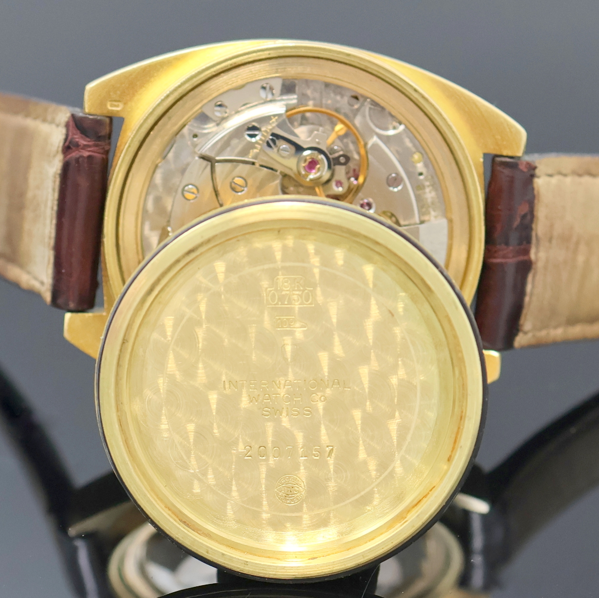 Detail g: IWC schwere Herrenarmbanduhr in GG 750/000, Schweiz um 1970, Automatik, 2-tlg. Geh., Boden verschr., orig. Krone, gold. Zifferbl., gold.Indizes u. ...