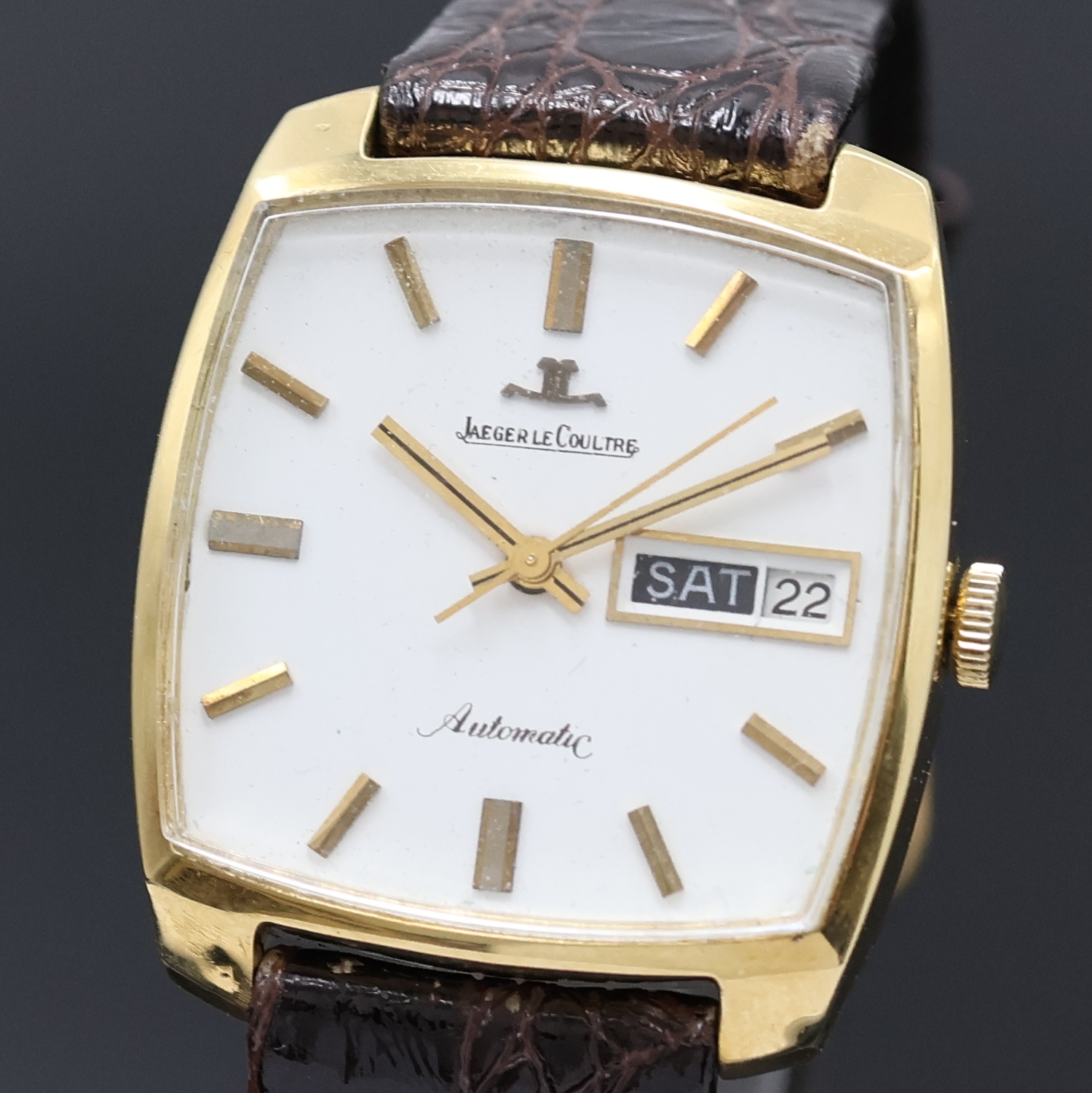 Detail a: Jaeger-LeCoultre Club Herrenarmbanduhr in GG 750/000 Referenz 300801, Schweiz um 1975, Automatik, kissenförm. Geh., Boden aufgedr., weißes ...
