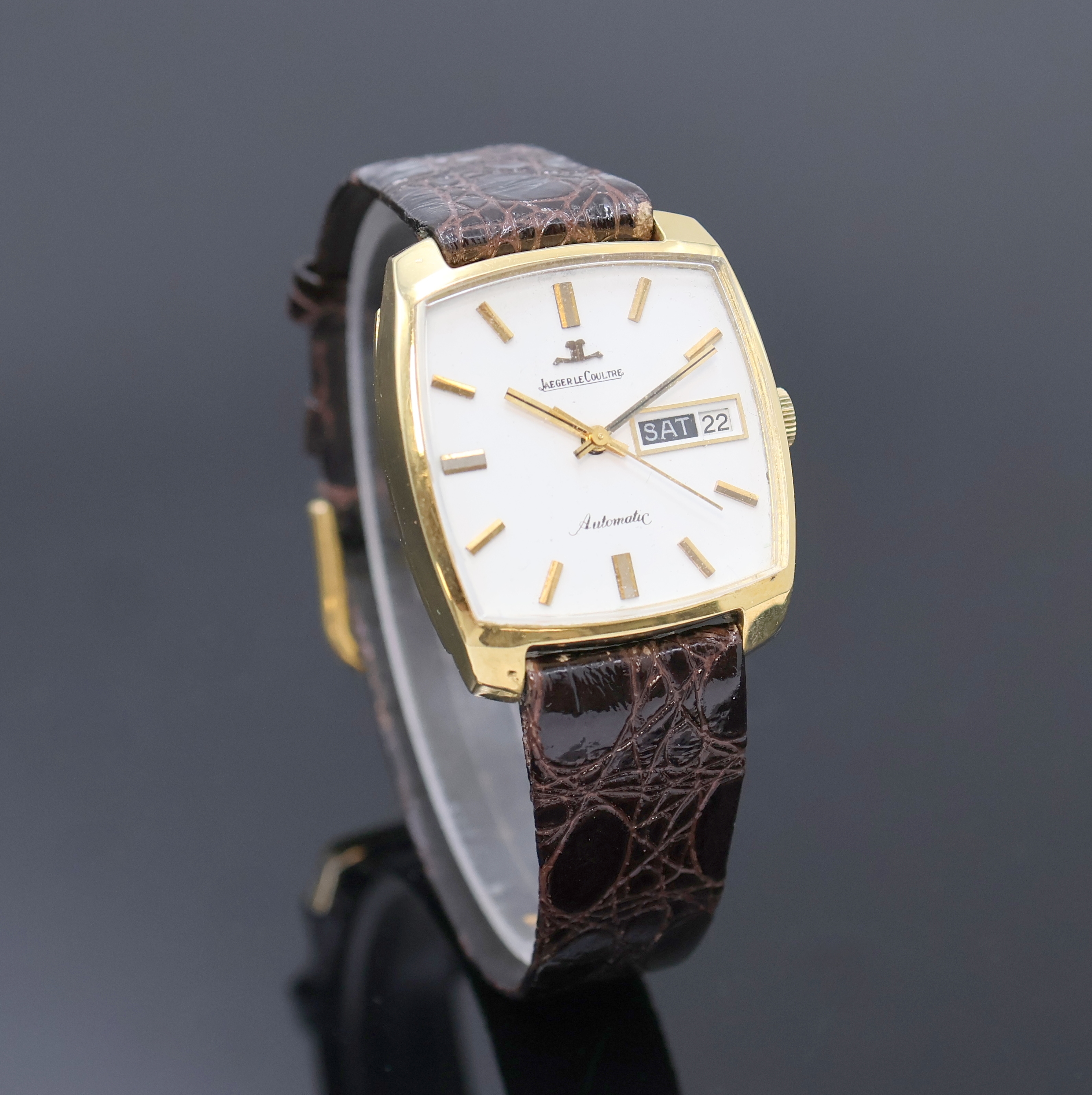 Detail b: Jaeger-LeCoultre Club Herrenarmbanduhr in GG 750/000 Referenz 300801, Schweiz um 1975, Automatik, kissenförm. Geh., Boden aufgedr., weißes ...