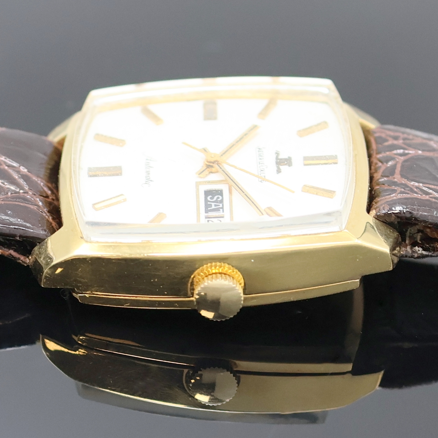 Detail d: Jaeger-LeCoultre Club Herrenarmbanduhr in GG 750/000 Referenz 300801, Schweiz um 1975, Automatik, kissenförm. Geh., Boden aufgedr., weißes ...
